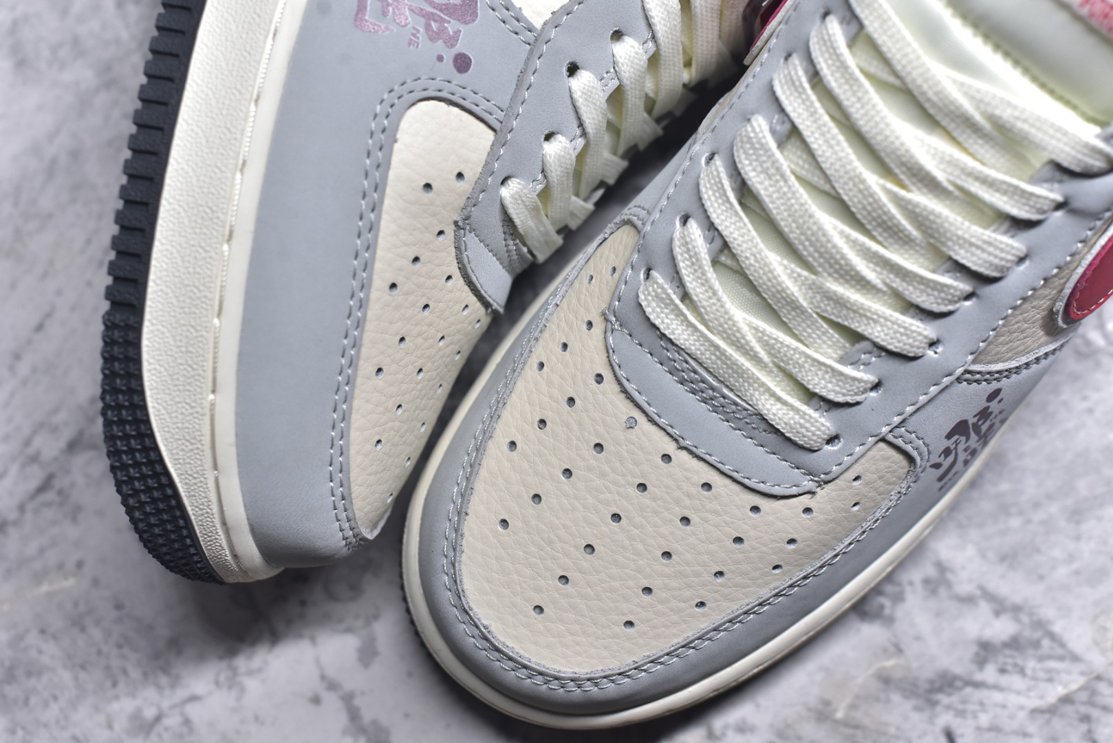 图片[8]-#Nk Air Force 1\’07 Low 哪吒联名 灰红勾 空军一号低帮休闲板鞋 DF0188-046 #原楦头原纸板 原装鞋盒 定制五金配件 内置全掌气垫 原厂鞋底 尺码：36 36.5 37.5 38 38.5 39 40 40.5 41 42 42.5 43 44 44.5 45 9.D4-选品中心