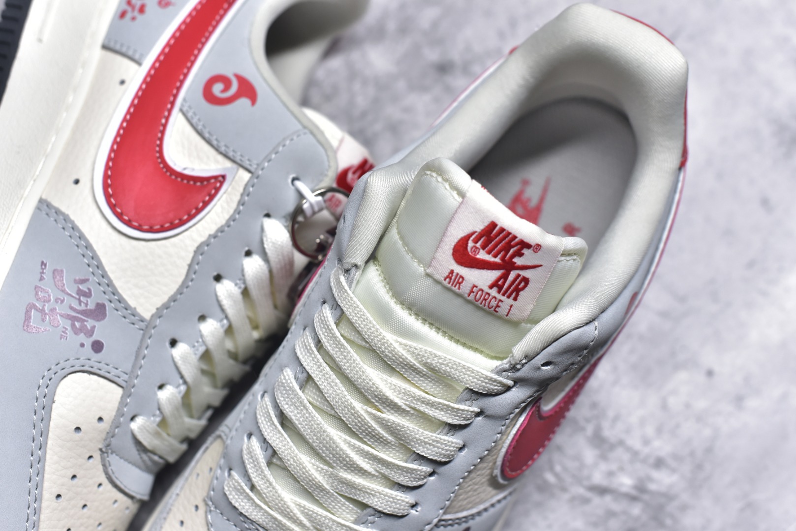 图片[9]-#Nk Air Force 1\’07 Low 哪吒联名 灰红勾 空军一号低帮休闲板鞋 DF0188-046 #原楦头原纸板 原装鞋盒 定制五金配件 内置全掌气垫 原厂鞋底 尺码：36 36.5 37.5 38 38.5 39 40 40.5 41 42 42.5 43 44 44.5 45 9.D4-选品中心