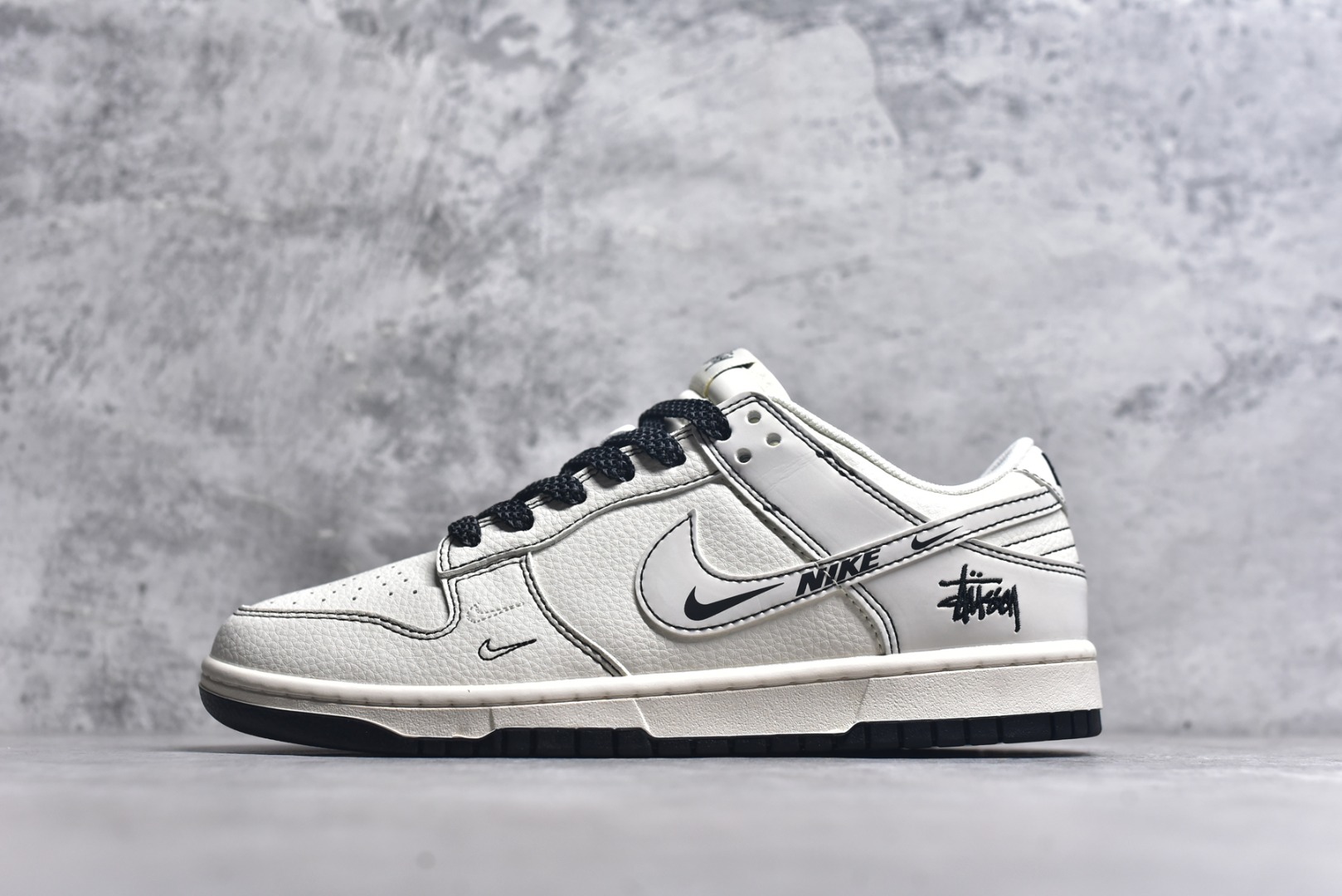 #Nike SB Dunk Low 斯图西联名 米黑小双勾 高端定制 低帮休闲板鞋 HH7518-096 #定制鞋盒 大厂纯原品质出货 超高清洁度 皮料切割干净无任何毛边 细节完美 尺码：36 36.5 37.5 38 38.5 39 40 40.5 41 42 42.5 43 44 44.5 45 9.E5-选品中心