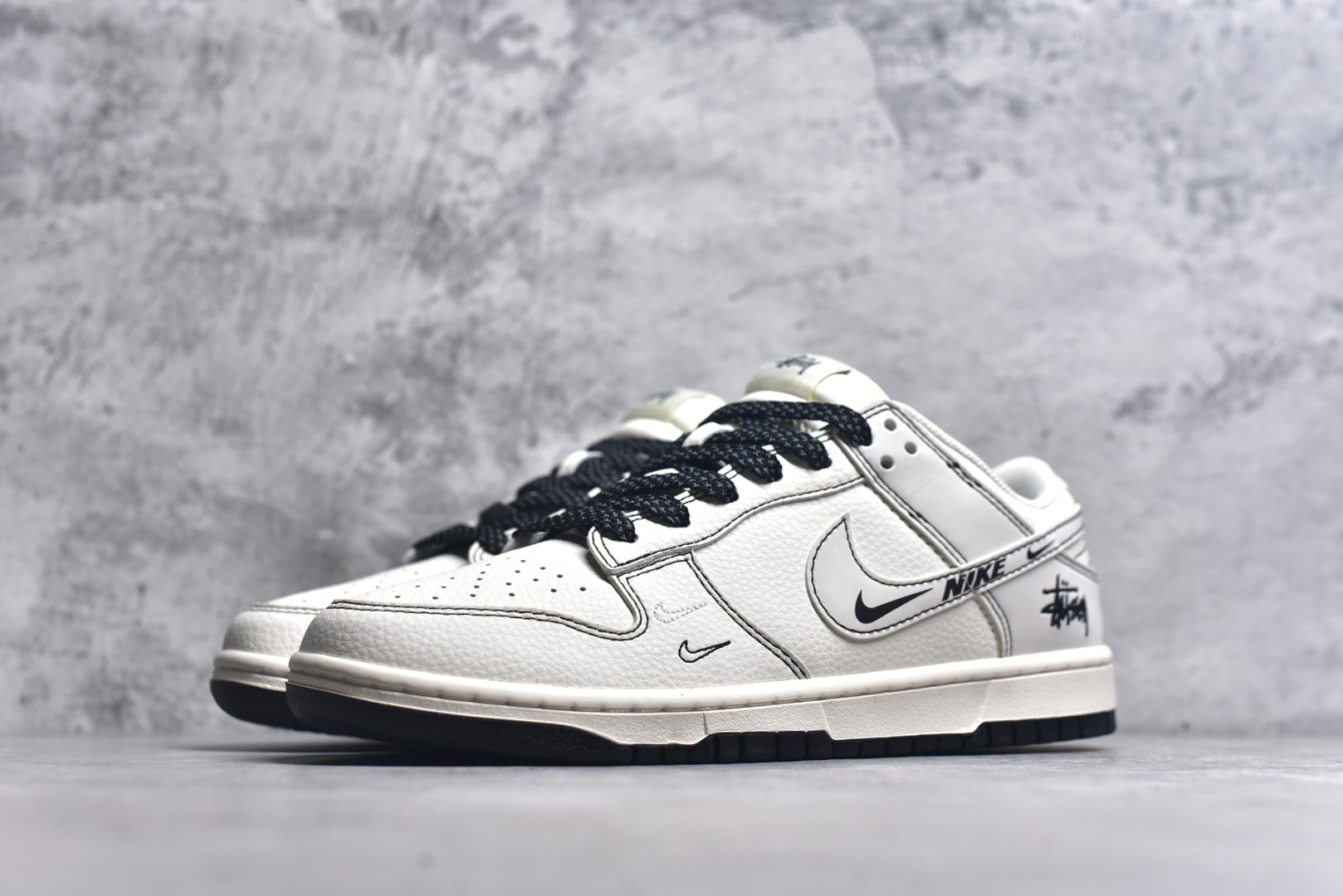 图片[2]-#Nike SB Dunk Low 斯图西联名 米黑小双勾 高端定制 低帮休闲板鞋 HH7518-096 #定制鞋盒 大厂纯原品质出货 超高清洁度 皮料切割干净无任何毛边 细节完美 尺码：36 36.5 37.5 38 38.5 39 40 40.5 41 42 42.5 43 44 44.5 45 9.E5-选品中心