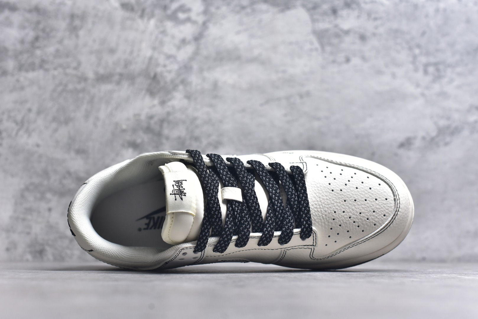 图片[4]-#Nike SB Dunk Low 斯图西联名 米黑小双勾 高端定制 低帮休闲板鞋 HH7518-096 #定制鞋盒 大厂纯原品质出货 超高清洁度 皮料切割干净无任何毛边 细节完美 尺码：36 36.5 37.5 38 38.5 39 40 40.5 41 42 42.5 43 44 44.5 45 9.E5-选品中心