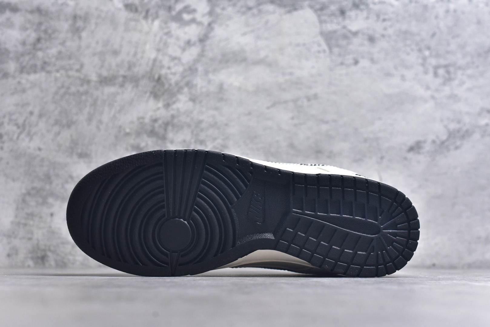 图片[6]-#Nike SB Dunk Low 斯图西联名 米黑小双勾 高端定制 低帮休闲板鞋 HH7518-096 #定制鞋盒 大厂纯原品质出货 超高清洁度 皮料切割干净无任何毛边 细节完美 尺码：36 36.5 37.5 38 38.5 39 40 40.5 41 42 42.5 43 44 44.5 45 9.E5-选品中心