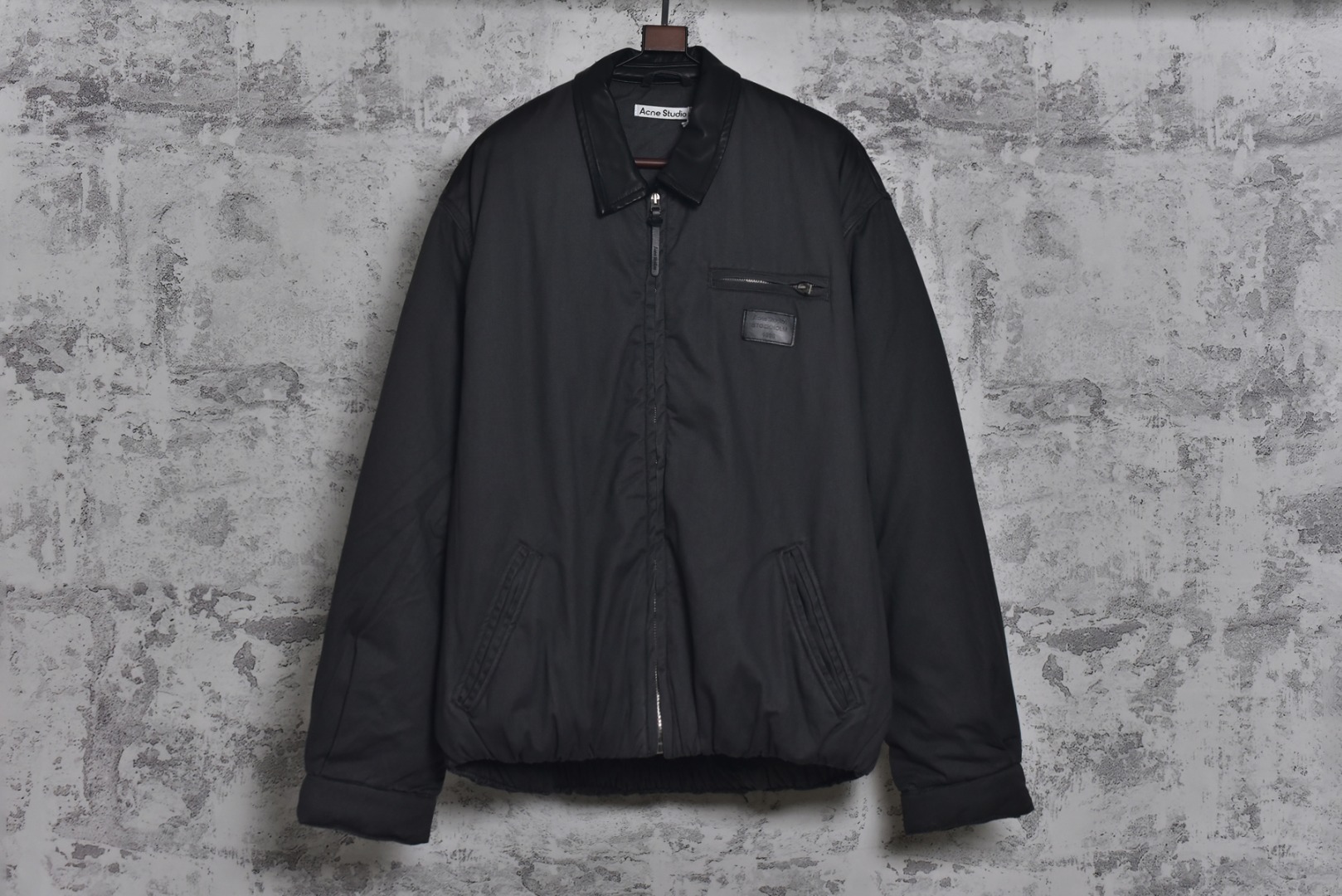 #Acne Studios 25Fw 巴恩风皮领夹棉夹克外套 采用高克重14oz长绒棉斜纹织造，经双重洗水工艺（酵素洗+浮石磨）处理，呈现自然褪色效果，确保每件夹克的色落纹理独一无二，定制洗水皮革面料（荔枝纹）选用植鞣革基底，通过油染工艺与机械压纹模拟荔枝纹肌理，洗水后软化皮质并增加做旧层次感，避免工业涂层的塑料感，采用22支精梳棉平纹布，预缩处理防止变形，透气性与亲肤性平衡，边缘包缝工艺防止脱线，填充1400D洗水棉：高密度绗缝填充结构，棉絮经预洗处理消除硬化，保证蓬松度与保暖性，同时通过立体裁片分区避免臃肿，独立开模纽扣：锌合金压铸基底，表面做旧电镀，刻有LOGO英文，开模成本超2K 定制YKK EXCELLA系列5号拉链，齿牙做旧处理，拉头内嵌硅胶阻尼防止滑动，款式简约基础，男女皆可驾驭 尺码：38 40 42【不拉拉链可以不用考虑体重】-选品中心