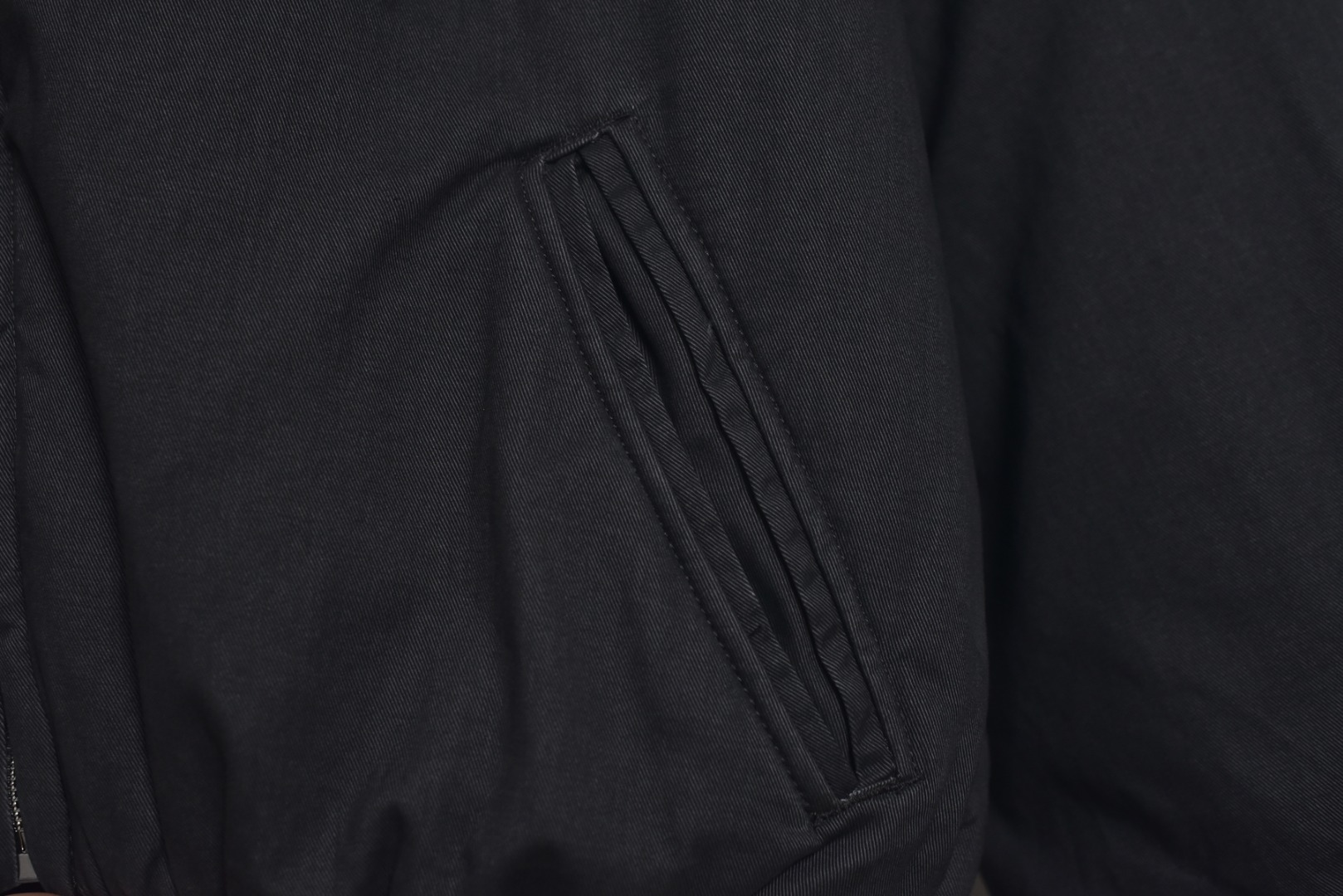 图片[3]-#Acne Studios 25Fw 巴恩风皮领夹棉夹克外套 采用高克重14oz长绒棉斜纹织造，经双重洗水工艺（酵素洗+浮石磨）处理，呈现自然褪色效果，确保每件夹克的色落纹理独一无二，定制洗水皮革面料（荔枝纹）选用植鞣革基底，通过油染工艺与机械压纹模拟荔枝纹肌理，洗水后软化皮质并增加做旧层次感，避免工业涂层的塑料感，采用22支精梳棉平纹布，预缩处理防止变形，透气性与亲肤性平衡，边缘包缝工艺防止脱线，填充1400D洗水棉：高密度绗缝填充结构，棉絮经预洗处理消除硬化，保证蓬松度与保暖性，同时通过立体裁片分区避免臃肿，独立开模纽扣：锌合金压铸基底，表面做旧电镀，刻有LOGO英文，开模成本超2K 定制YKK EXCELLA系列5号拉链，齿牙做旧处理，拉头内嵌硅胶阻尼防止滑动，款式简约基础，男女皆可驾驭 尺码：38 40 42【不拉拉链可以不用考虑体重】-选品中心