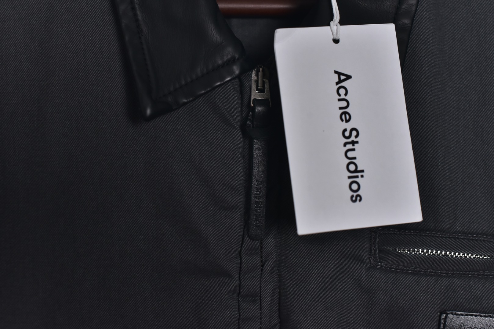 图片[6]-#Acne Studios 25Fw 巴恩风皮领夹棉夹克外套 采用高克重14oz长绒棉斜纹织造，经双重洗水工艺（酵素洗+浮石磨）处理，呈现自然褪色效果，确保每件夹克的色落纹理独一无二，定制洗水皮革面料（荔枝纹）选用植鞣革基底，通过油染工艺与机械压纹模拟荔枝纹肌理，洗水后软化皮质并增加做旧层次感，避免工业涂层的塑料感，采用22支精梳棉平纹布，预缩处理防止变形，透气性与亲肤性平衡，边缘包缝工艺防止脱线，填充1400D洗水棉：高密度绗缝填充结构，棉絮经预洗处理消除硬化，保证蓬松度与保暖性，同时通过立体裁片分区避免臃肿，独立开模纽扣：锌合金压铸基底，表面做旧电镀，刻有LOGO英文，开模成本超2K 定制YKK EXCELLA系列5号拉链，齿牙做旧处理，拉头内嵌硅胶阻尼防止滑动，款式简约基础，男女皆可驾驭 尺码：38 40 42【不拉拉链可以不用考虑体重】-选品中心