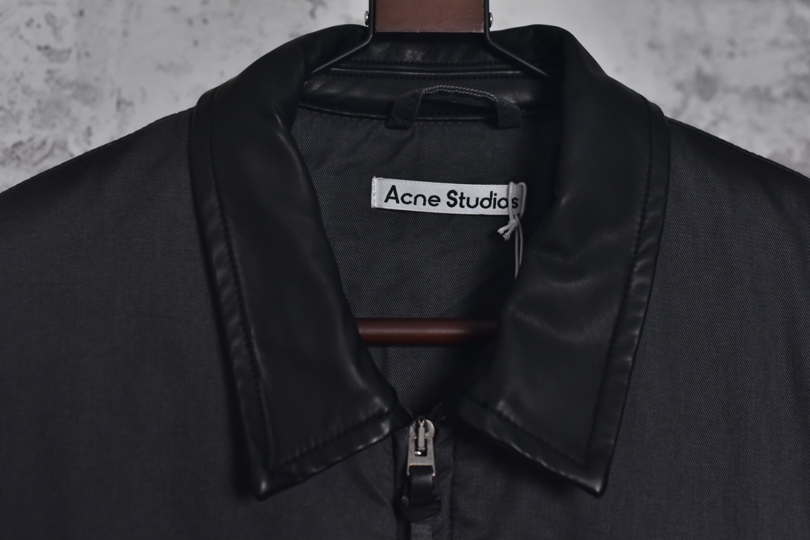 图片[5]-#Acne Studios 25Fw 巴恩风皮领夹棉夹克外套 采用高克重14oz长绒棉斜纹织造，经双重洗水工艺（酵素洗+浮石磨）处理，呈现自然褪色效果，确保每件夹克的色落纹理独一无二，定制洗水皮革面料（荔枝纹）选用植鞣革基底，通过油染工艺与机械压纹模拟荔枝纹肌理，洗水后软化皮质并增加做旧层次感，避免工业涂层的塑料感，采用22支精梳棉平纹布，预缩处理防止变形，透气性与亲肤性平衡，边缘包缝工艺防止脱线，填充1400D洗水棉：高密度绗缝填充结构，棉絮经预洗处理消除硬化，保证蓬松度与保暖性，同时通过立体裁片分区避免臃肿，独立开模纽扣：锌合金压铸基底，表面做旧电镀，刻有LOGO英文，开模成本超2K 定制YKK EXCELLA系列5号拉链，齿牙做旧处理，拉头内嵌硅胶阻尼防止滑动，款式简约基础，男女皆可驾驭 尺码：38 40 42【不拉拉链可以不用考虑体重】-选品中心