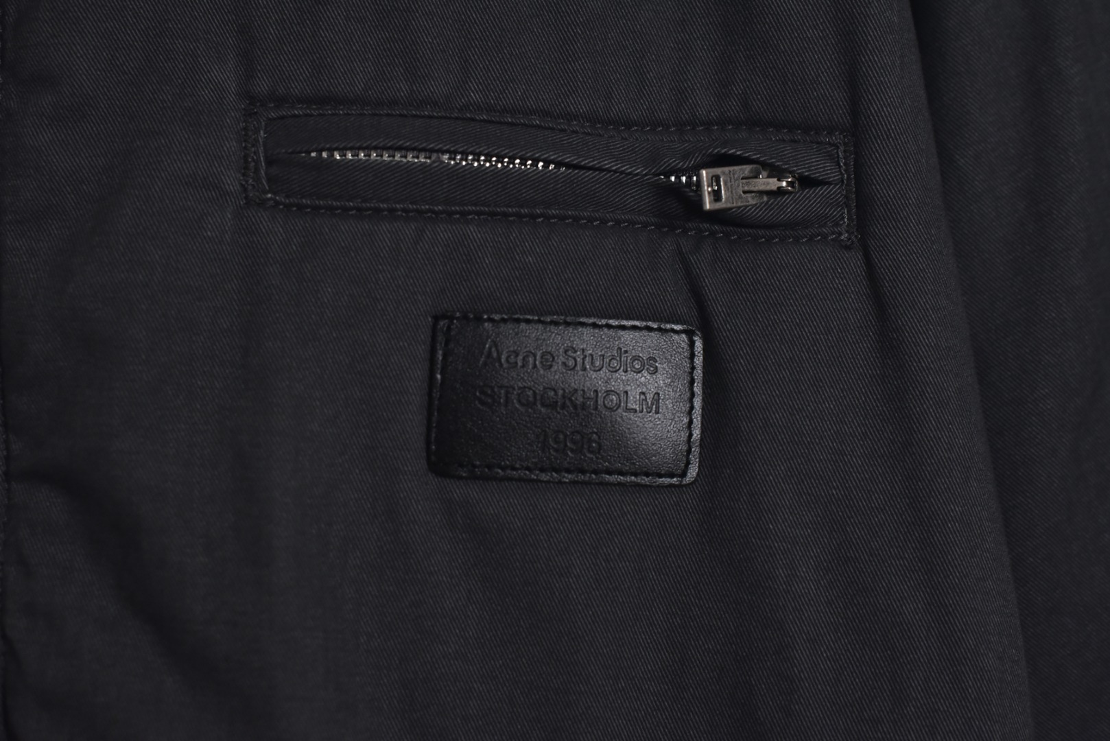 图片[4]-#Acne Studios 25Fw 巴恩风皮领夹棉夹克外套 采用高克重14oz长绒棉斜纹织造，经双重洗水工艺（酵素洗+浮石磨）处理，呈现自然褪色效果，确保每件夹克的色落纹理独一无二，定制洗水皮革面料（荔枝纹）选用植鞣革基底，通过油染工艺与机械压纹模拟荔枝纹肌理，洗水后软化皮质并增加做旧层次感，避免工业涂层的塑料感，采用22支精梳棉平纹布，预缩处理防止变形，透气性与亲肤性平衡，边缘包缝工艺防止脱线，填充1400D洗水棉：高密度绗缝填充结构，棉絮经预洗处理消除硬化，保证蓬松度与保暖性，同时通过立体裁片分区避免臃肿，独立开模纽扣：锌合金压铸基底，表面做旧电镀，刻有LOGO英文，开模成本超2K 定制YKK EXCELLA系列5号拉链，齿牙做旧处理，拉头内嵌硅胶阻尼防止滑动，款式简约基础，男女皆可驾驭 尺码：38 40 42【不拉拉链可以不用考虑体重】-选品中心