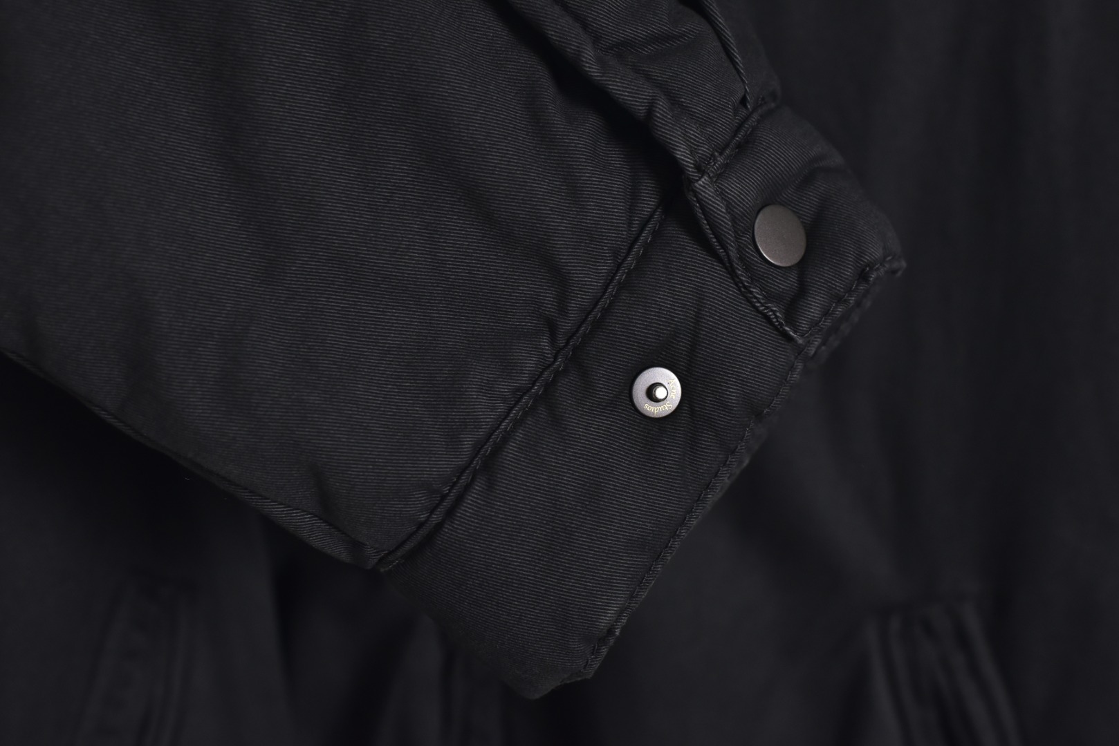 图片[7]-#Acne Studios 25Fw 巴恩风皮领夹棉夹克外套 采用高克重14oz长绒棉斜纹织造，经双重洗水工艺（酵素洗+浮石磨）处理，呈现自然褪色效果，确保每件夹克的色落纹理独一无二，定制洗水皮革面料（荔枝纹）选用植鞣革基底，通过油染工艺与机械压纹模拟荔枝纹肌理，洗水后软化皮质并增加做旧层次感，避免工业涂层的塑料感，采用22支精梳棉平纹布，预缩处理防止变形，透气性与亲肤性平衡，边缘包缝工艺防止脱线，填充1400D洗水棉：高密度绗缝填充结构，棉絮经预洗处理消除硬化，保证蓬松度与保暖性，同时通过立体裁片分区避免臃肿，独立开模纽扣：锌合金压铸基底，表面做旧电镀，刻有LOGO英文，开模成本超2K 定制YKK EXCELLA系列5号拉链，齿牙做旧处理，拉头内嵌硅胶阻尼防止滑动，款式简约基础，男女皆可驾驭 尺码：38 40 42【不拉拉链可以不用考虑体重】-选品中心