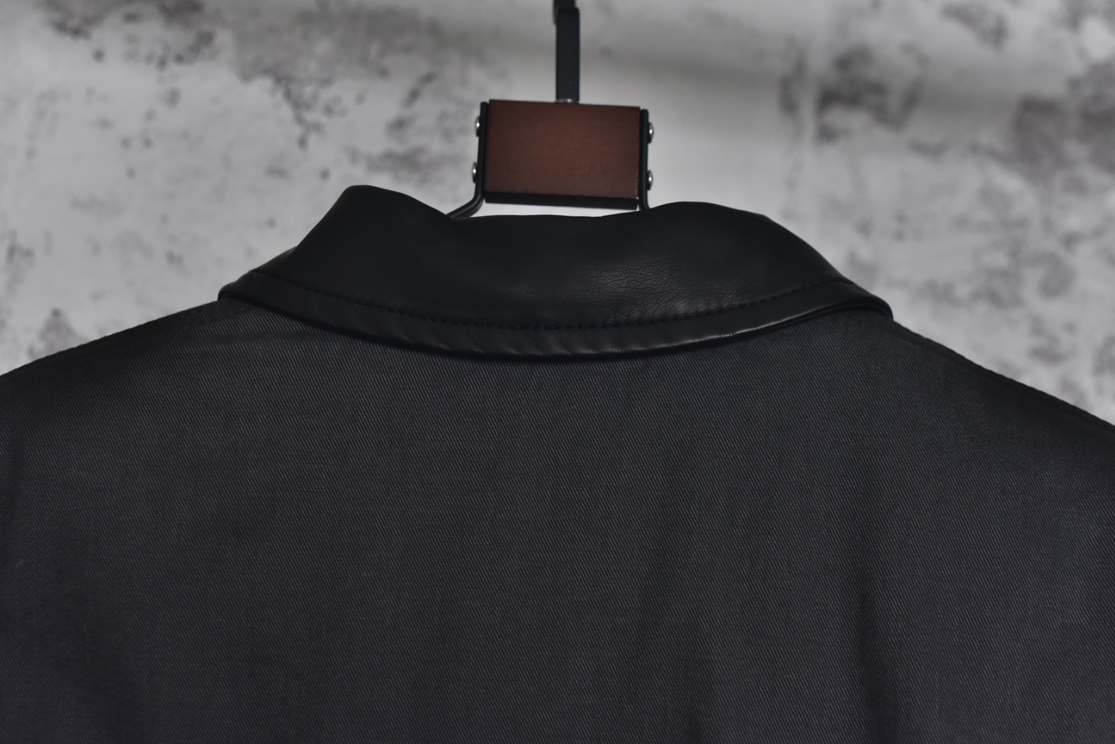 图片[8]-#Acne Studios 25Fw 巴恩风皮领夹棉夹克外套 采用高克重14oz长绒棉斜纹织造，经双重洗水工艺（酵素洗+浮石磨）处理，呈现自然褪色效果，确保每件夹克的色落纹理独一无二，定制洗水皮革面料（荔枝纹）选用植鞣革基底，通过油染工艺与机械压纹模拟荔枝纹肌理，洗水后软化皮质并增加做旧层次感，避免工业涂层的塑料感，采用22支精梳棉平纹布，预缩处理防止变形，透气性与亲肤性平衡，边缘包缝工艺防止脱线，填充1400D洗水棉：高密度绗缝填充结构，棉絮经预洗处理消除硬化，保证蓬松度与保暖性，同时通过立体裁片分区避免臃肿，独立开模纽扣：锌合金压铸基底，表面做旧电镀，刻有LOGO英文，开模成本超2K 定制YKK EXCELLA系列5号拉链，齿牙做旧处理，拉头内嵌硅胶阻尼防止滑动，款式简约基础，男女皆可驾驭 尺码：38 40 42【不拉拉链可以不用考虑体重】-选品中心