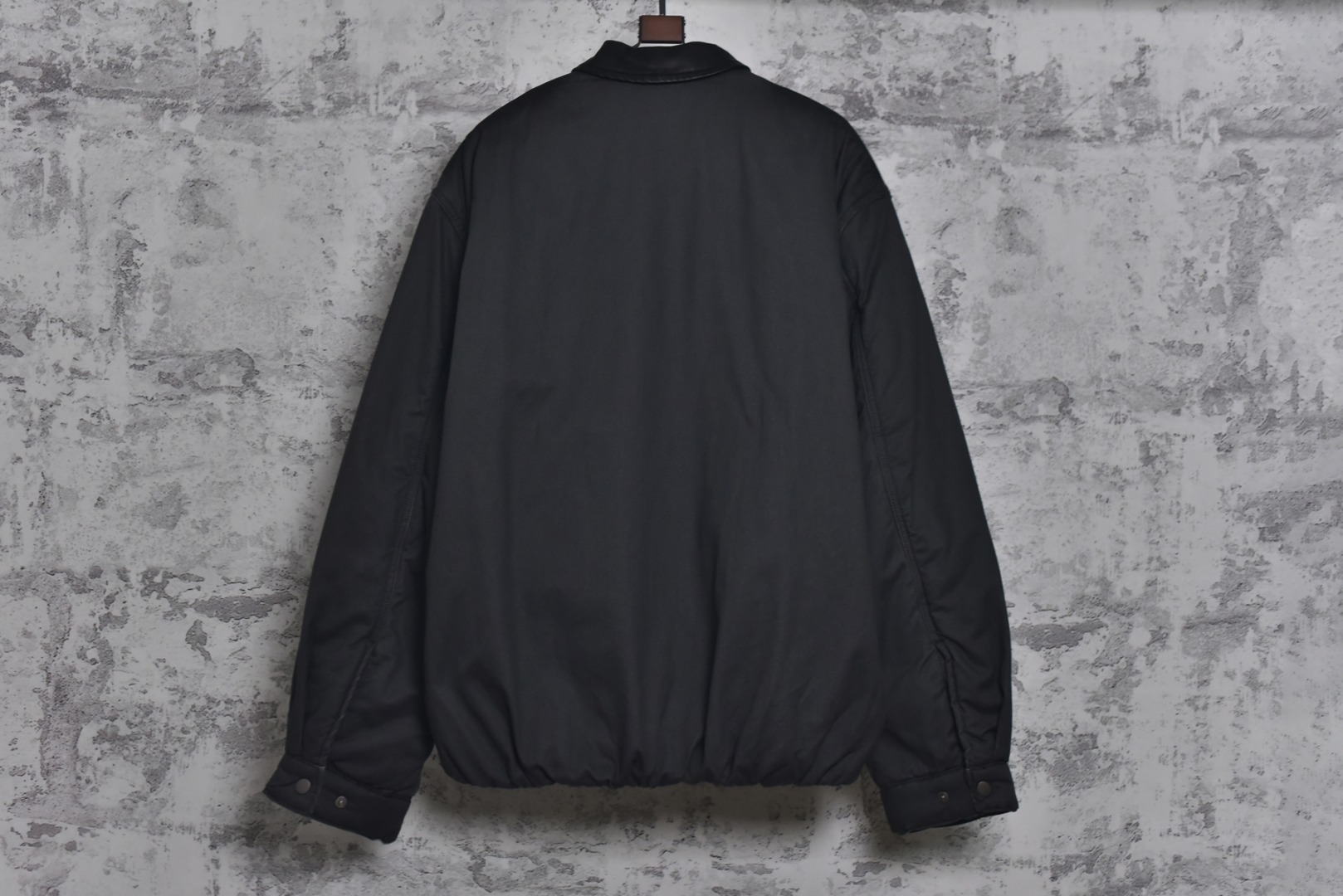 图片[2]-#Acne Studios 25Fw 巴恩风皮领夹棉夹克外套 采用高克重14oz长绒棉斜纹织造，经双重洗水工艺（酵素洗+浮石磨）处理，呈现自然褪色效果，确保每件夹克的色落纹理独一无二，定制洗水皮革面料（荔枝纹）选用植鞣革基底，通过油染工艺与机械压纹模拟荔枝纹肌理，洗水后软化皮质并增加做旧层次感，避免工业涂层的塑料感，采用22支精梳棉平纹布，预缩处理防止变形，透气性与亲肤性平衡，边缘包缝工艺防止脱线，填充1400D洗水棉：高密度绗缝填充结构，棉絮经预洗处理消除硬化，保证蓬松度与保暖性，同时通过立体裁片分区避免臃肿，独立开模纽扣：锌合金压铸基底，表面做旧电镀，刻有LOGO英文，开模成本超2K 定制YKK EXCELLA系列5号拉链，齿牙做旧处理，拉头内嵌硅胶阻尼防止滑动，款式简约基础，男女皆可驾驭 尺码：38 40 42【不拉拉链可以不用考虑体重】-选品中心