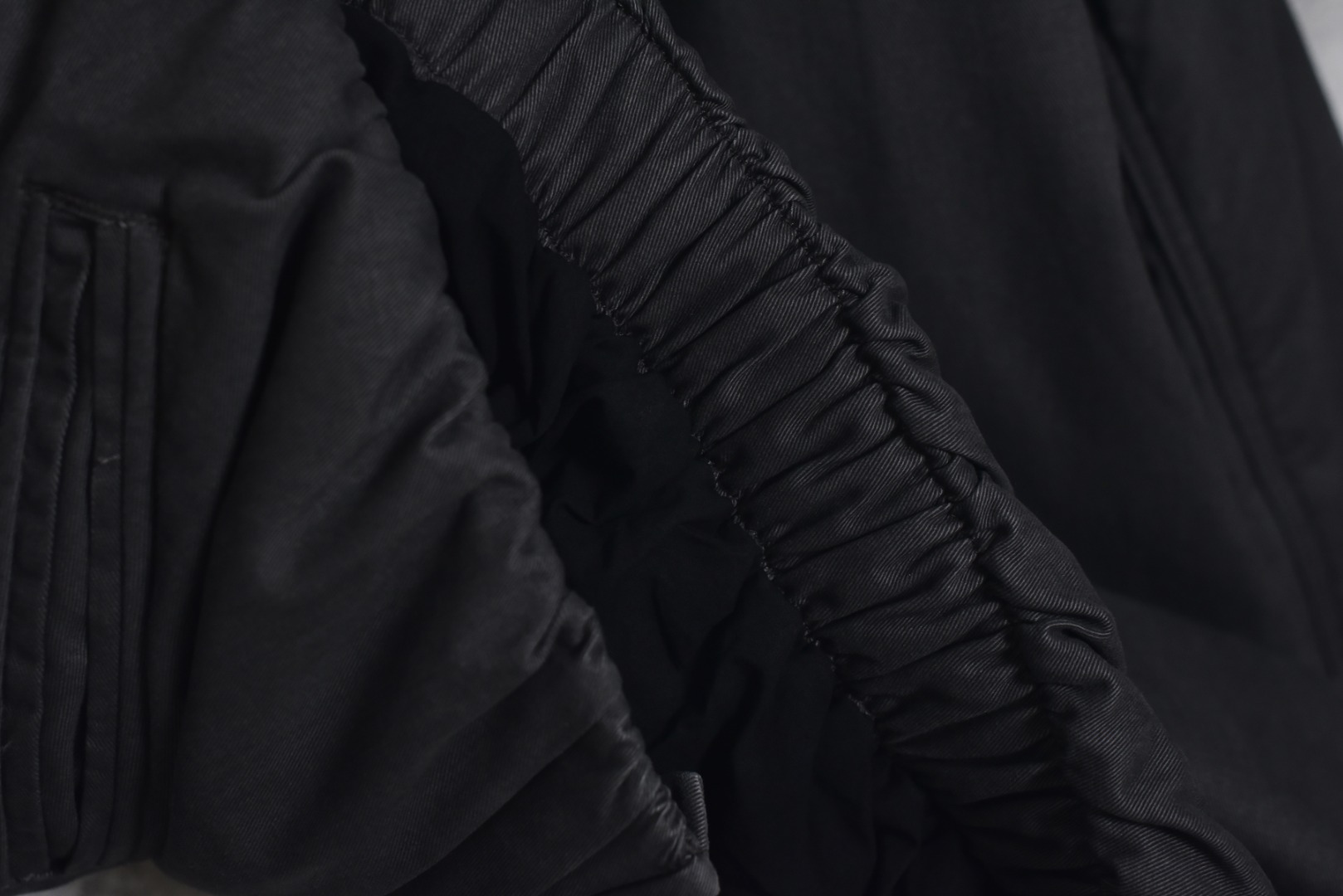 图片[9]-#Acne Studios 25Fw 巴恩风皮领夹棉夹克外套 采用高克重14oz长绒棉斜纹织造，经双重洗水工艺（酵素洗+浮石磨）处理，呈现自然褪色效果，确保每件夹克的色落纹理独一无二，定制洗水皮革面料（荔枝纹）选用植鞣革基底，通过油染工艺与机械压纹模拟荔枝纹肌理，洗水后软化皮质并增加做旧层次感，避免工业涂层的塑料感，采用22支精梳棉平纹布，预缩处理防止变形，透气性与亲肤性平衡，边缘包缝工艺防止脱线，填充1400D洗水棉：高密度绗缝填充结构，棉絮经预洗处理消除硬化，保证蓬松度与保暖性，同时通过立体裁片分区避免臃肿，独立开模纽扣：锌合金压铸基底，表面做旧电镀，刻有LOGO英文，开模成本超2K 定制YKK EXCELLA系列5号拉链，齿牙做旧处理，拉头内嵌硅胶阻尼防止滑动，款式简约基础，男女皆可驾驭 尺码：38 40 42【不拉拉链可以不用考虑体重】-选品中心