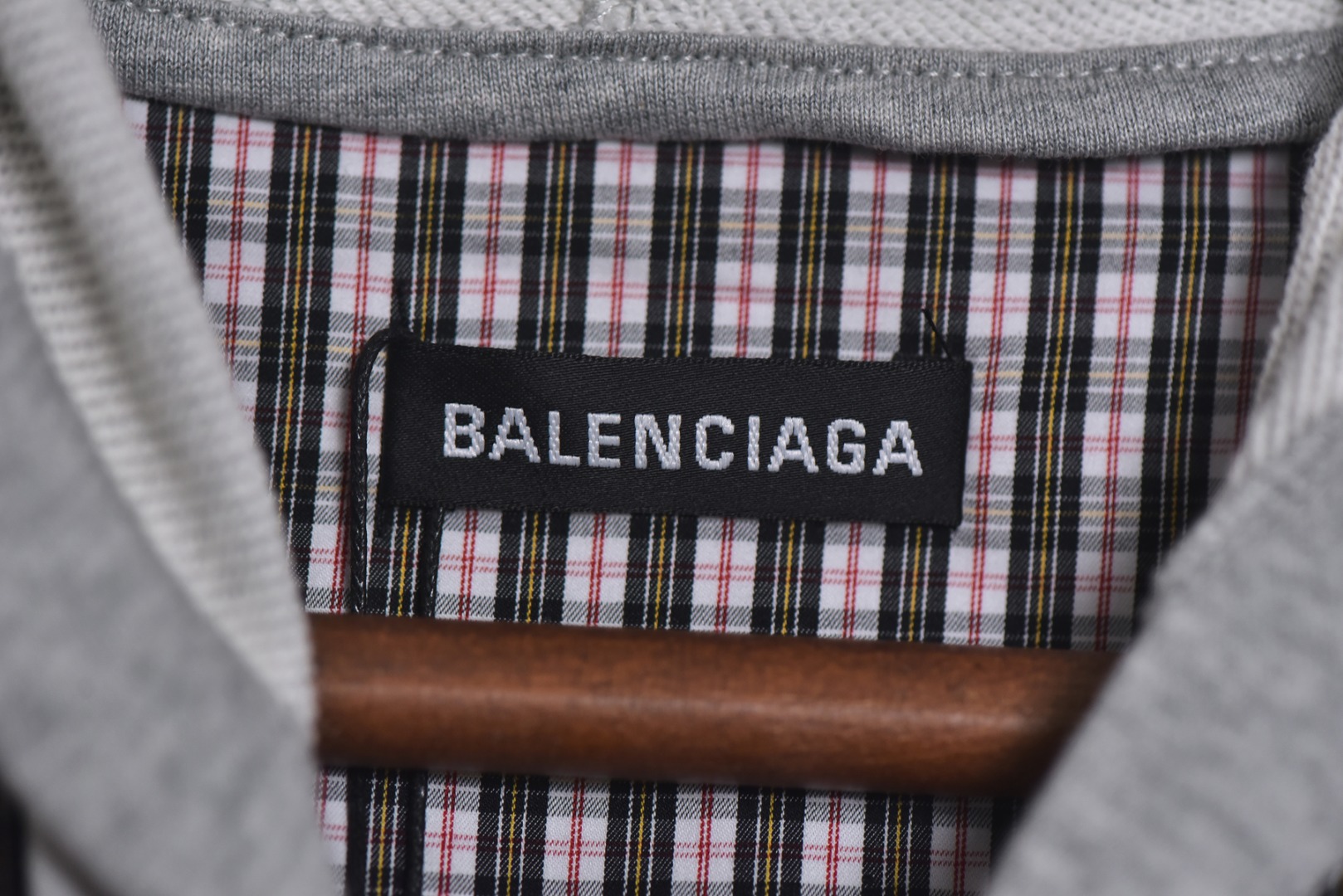 图片[3]-#Balenciaga/巴黎世家 25Fw 拼接格纹连帽外套 面料采用订染高密格纹面料，起订量1000米螺纹，拼接针织面料8条布起订，纽扣选用的是一级贝壳扣，开模刻字贝壳扣成本去到2.5(区别市场普通扣)，拉链采用真古银拉链，开模定制绣花采用进口田岛刺绣，精密操作对格对位，细小的格子是最麻烦的，正常工人都不愿意做，加上拼接，工费极为昂贵，男女同款 尺码：S-L【不系扣子可以不用考虑体重】-选品中心