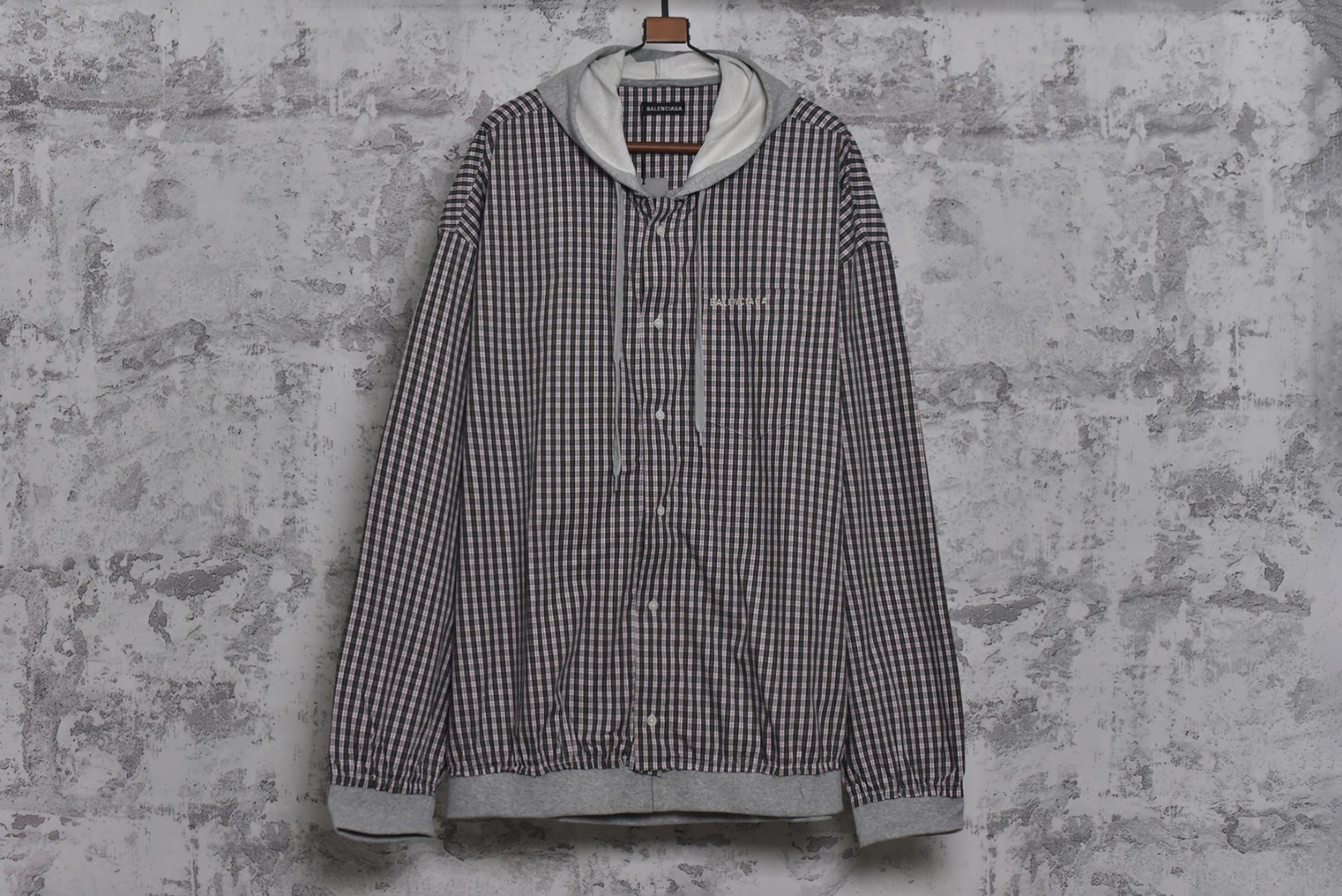 #Balenciaga/巴黎世家 25Fw 拼接格纹连帽外套 面料采用订染高密格纹面料，起订量1000米螺纹，拼接针织面料8条布起订，纽扣选用的是一级贝壳扣，开模刻字贝壳扣成本去到2.5(区别市场普通扣)，拉链采用真古银拉链，开模定制绣花采用进口田岛刺绣，精密操作对格对位，细小的格子是最麻烦的，正常工人都不愿意做，加上拼接，工费极为昂贵，男女同款 尺码：S-L【不系扣子可以不用考虑体重】-选品中心