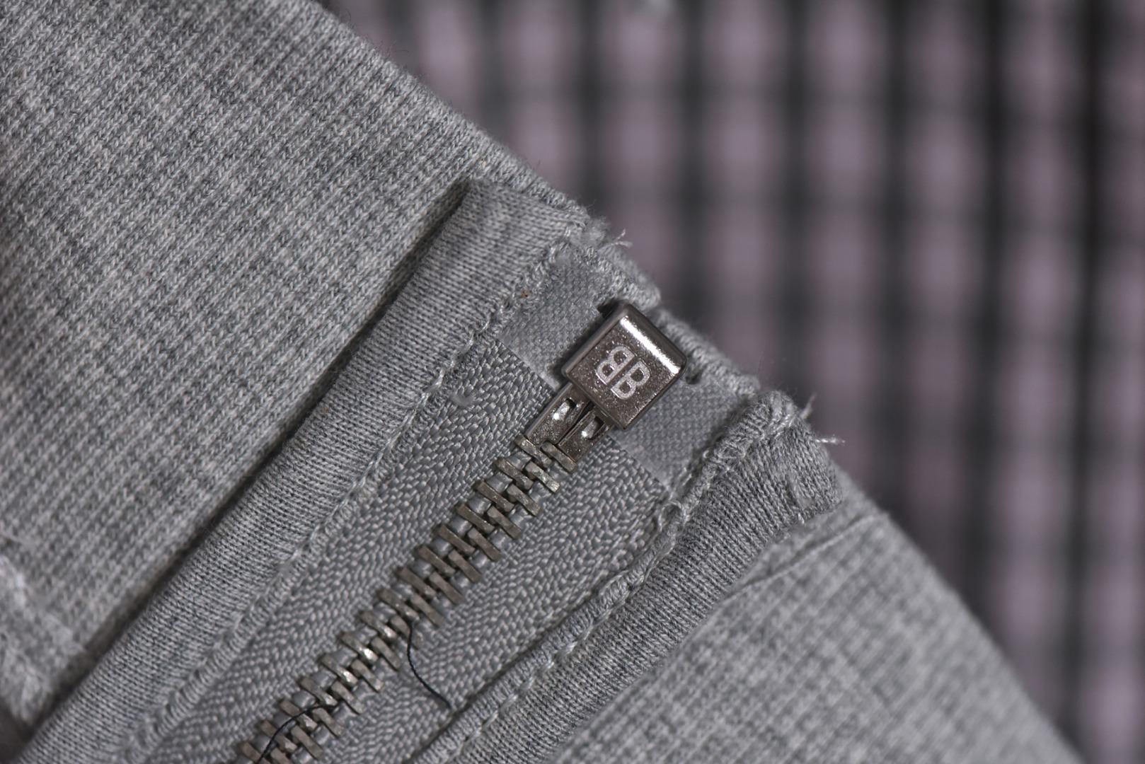 图片[5]-#Balenciaga/巴黎世家 25Fw 拼接格纹连帽外套 面料采用订染高密格纹面料，起订量1000米螺纹，拼接针织面料8条布起订，纽扣选用的是一级贝壳扣，开模刻字贝壳扣成本去到2.5(区别市场普通扣)，拉链采用真古银拉链，开模定制绣花采用进口田岛刺绣，精密操作对格对位，细小的格子是最麻烦的，正常工人都不愿意做，加上拼接，工费极为昂贵，男女同款 尺码：S-L【不系扣子可以不用考虑体重】-选品中心