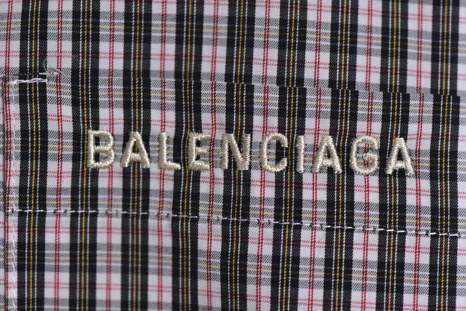 图片[4]-#Balenciaga/巴黎世家 25Fw 拼接格纹连帽外套 面料采用订染高密格纹面料，起订量1000米螺纹，拼接针织面料8条布起订，纽扣选用的是一级贝壳扣，开模刻字贝壳扣成本去到2.5(区别市场普通扣)，拉链采用真古银拉链，开模定制绣花采用进口田岛刺绣，精密操作对格对位，细小的格子是最麻烦的，正常工人都不愿意做，加上拼接，工费极为昂贵，男女同款 尺码：S-L【不系扣子可以不用考虑体重】-选品中心