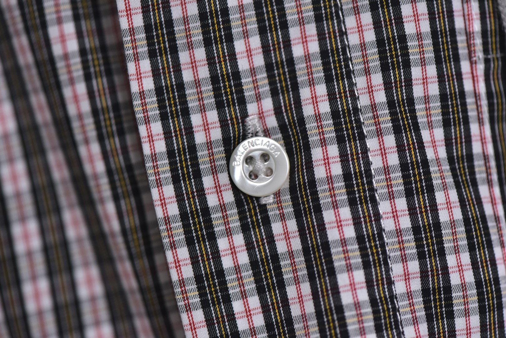 图片[6]-#Balenciaga/巴黎世家 25Fw 拼接格纹连帽外套 面料采用订染高密格纹面料，起订量1000米螺纹，拼接针织面料8条布起订，纽扣选用的是一级贝壳扣，开模刻字贝壳扣成本去到2.5(区别市场普通扣)，拉链采用真古银拉链，开模定制绣花采用进口田岛刺绣，精密操作对格对位，细小的格子是最麻烦的，正常工人都不愿意做，加上拼接，工费极为昂贵，男女同款 尺码：S-L【不系扣子可以不用考虑体重】-选品中心