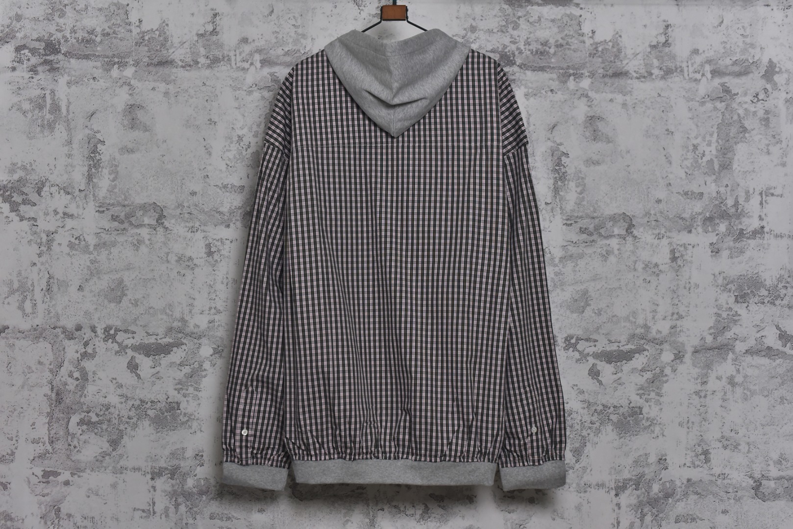 图片[2]-#Balenciaga/巴黎世家 25Fw 拼接格纹连帽外套 面料采用订染高密格纹面料，起订量1000米螺纹，拼接针织面料8条布起订，纽扣选用的是一级贝壳扣，开模刻字贝壳扣成本去到2.5(区别市场普通扣)，拉链采用真古银拉链，开模定制绣花采用进口田岛刺绣，精密操作对格对位，细小的格子是最麻烦的，正常工人都不愿意做，加上拼接，工费极为昂贵，男女同款 尺码：S-L【不系扣子可以不用考虑体重】-选品中心