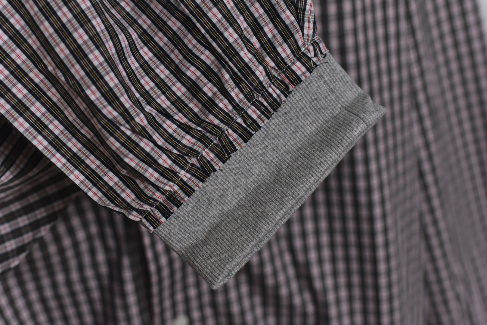 图片[7]-#Balenciaga/巴黎世家 25Fw 拼接格纹连帽外套 面料采用订染高密格纹面料，起订量1000米螺纹，拼接针织面料8条布起订，纽扣选用的是一级贝壳扣，开模刻字贝壳扣成本去到2.5(区别市场普通扣)，拉链采用真古银拉链，开模定制绣花采用进口田岛刺绣，精密操作对格对位，细小的格子是最麻烦的，正常工人都不愿意做，加上拼接，工费极为昂贵，男女同款 尺码：S-L【不系扣子可以不用考虑体重】-选品中心