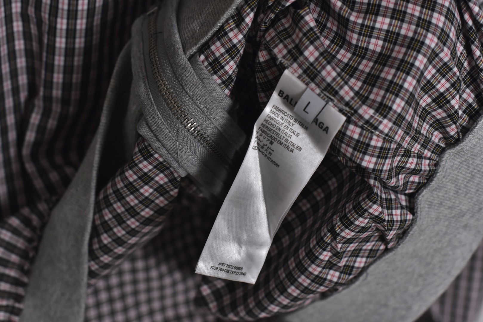 图片[8]-#Balenciaga/巴黎世家 25Fw 拼接格纹连帽外套 面料采用订染高密格纹面料，起订量1000米螺纹，拼接针织面料8条布起订，纽扣选用的是一级贝壳扣，开模刻字贝壳扣成本去到2.5(区别市场普通扣)，拉链采用真古银拉链，开模定制绣花采用进口田岛刺绣，精密操作对格对位，细小的格子是最麻烦的，正常工人都不愿意做，加上拼接，工费极为昂贵，男女同款 尺码：S-L【不系扣子可以不用考虑体重】-选品中心