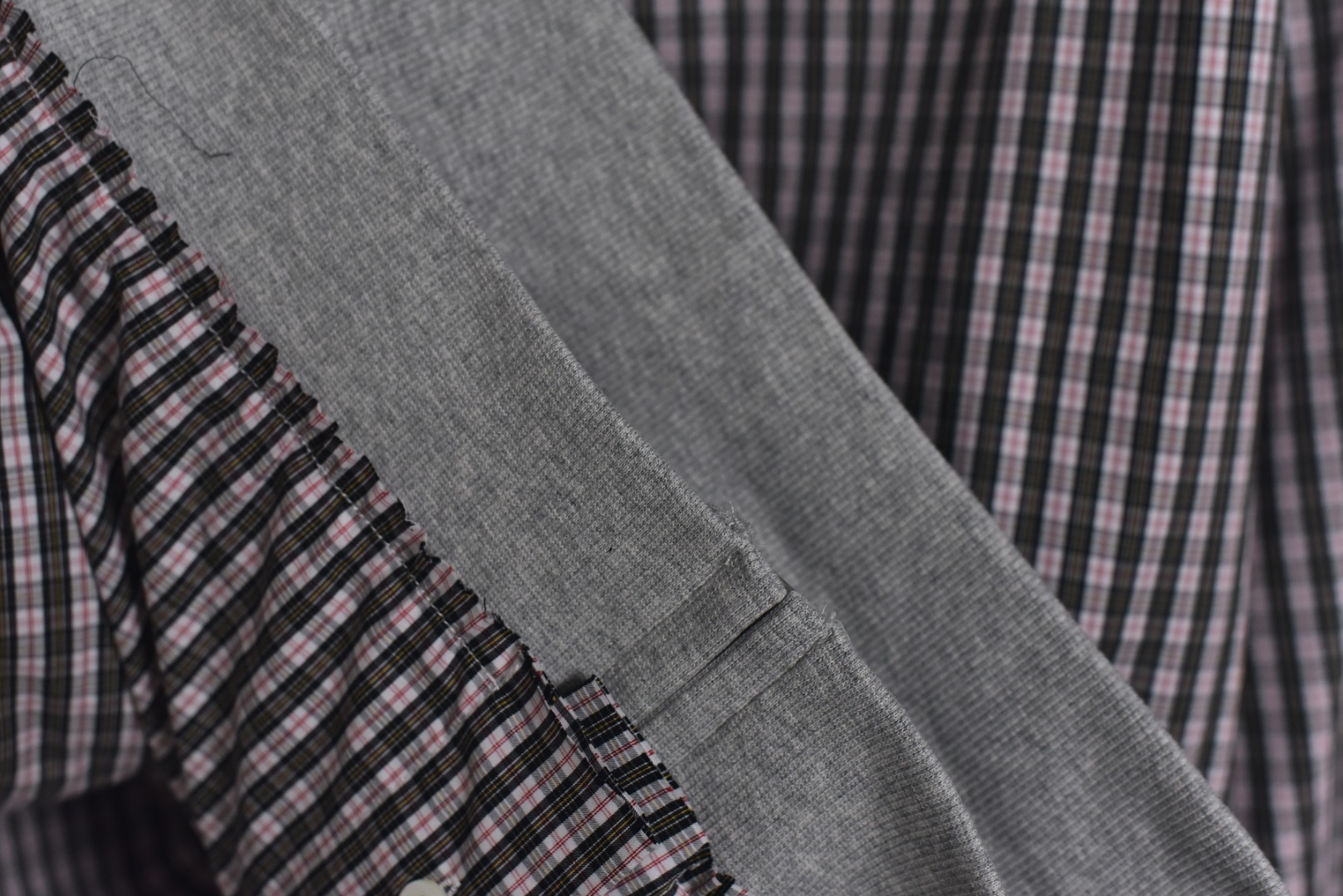 图片[9]-#Balenciaga/巴黎世家 25Fw 拼接格纹连帽外套 面料采用订染高密格纹面料，起订量1000米螺纹，拼接针织面料8条布起订，纽扣选用的是一级贝壳扣，开模刻字贝壳扣成本去到2.5(区别市场普通扣)，拉链采用真古银拉链，开模定制绣花采用进口田岛刺绣，精密操作对格对位，细小的格子是最麻烦的，正常工人都不愿意做，加上拼接，工费极为昂贵，男女同款 尺码：S-L【不系扣子可以不用考虑体重】-选品中心