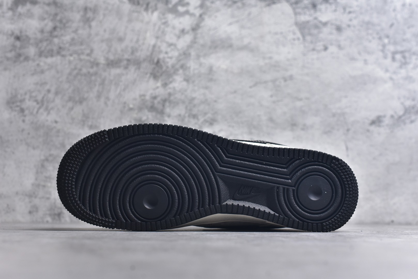 图片[6]-#NIke Air Force 1 ‘07 Low “LV联名——黑勾小织标”空军一号 低帮 运动休闲鞋 折边针车 工艺难度大 原楦头原纸板 原装鞋盒 定制五金配件 内置全掌气垫 原厂鞋底 货号：CX5050-Y09 尺码：36 36.5 37.5 38 38.5 39 40 40.5 41 42 42.5 43 44 44.5 45-选品中心