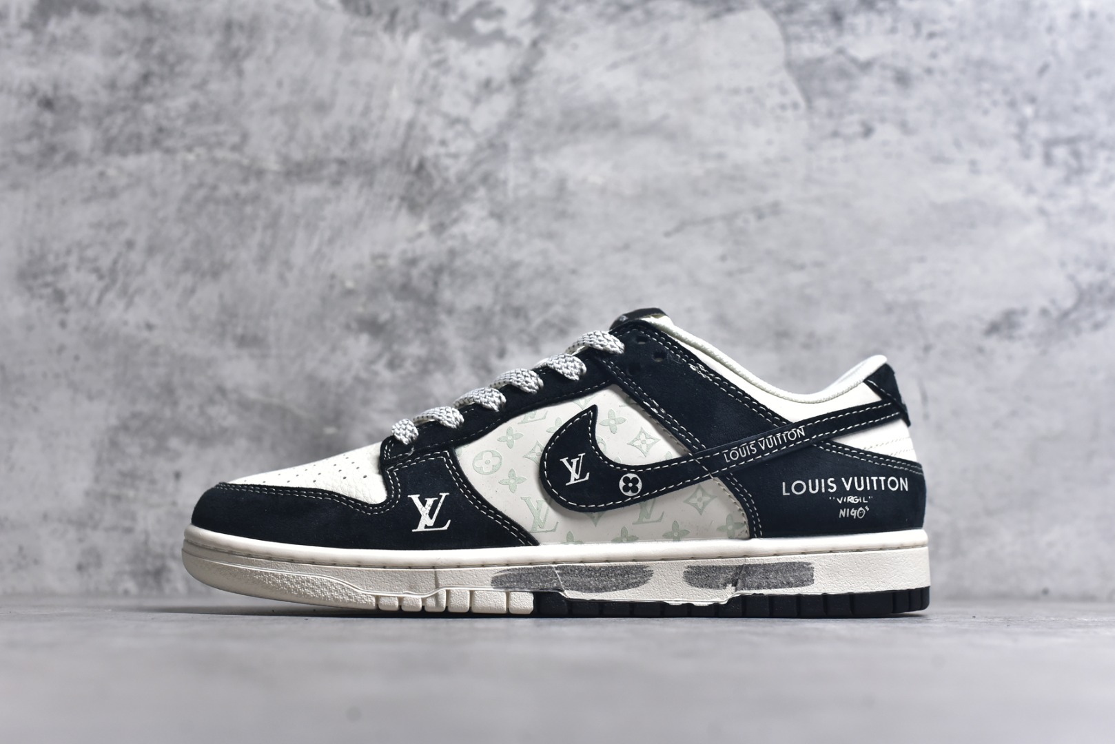 #Nike SB Dunk Low“ LV联名——黑涂鸦” 周年高端定制 低帮休闲板鞋 定制鞋盒 大厂纯原品质出货 超高清洁度 皮料切割干净无任何毛边 细节完美 货号：CX5050-Y03 尺码：36 36.5 37.5 38 38.5 39 40 40.5 41 42 42.5 43 44 44.5 45-选品中心