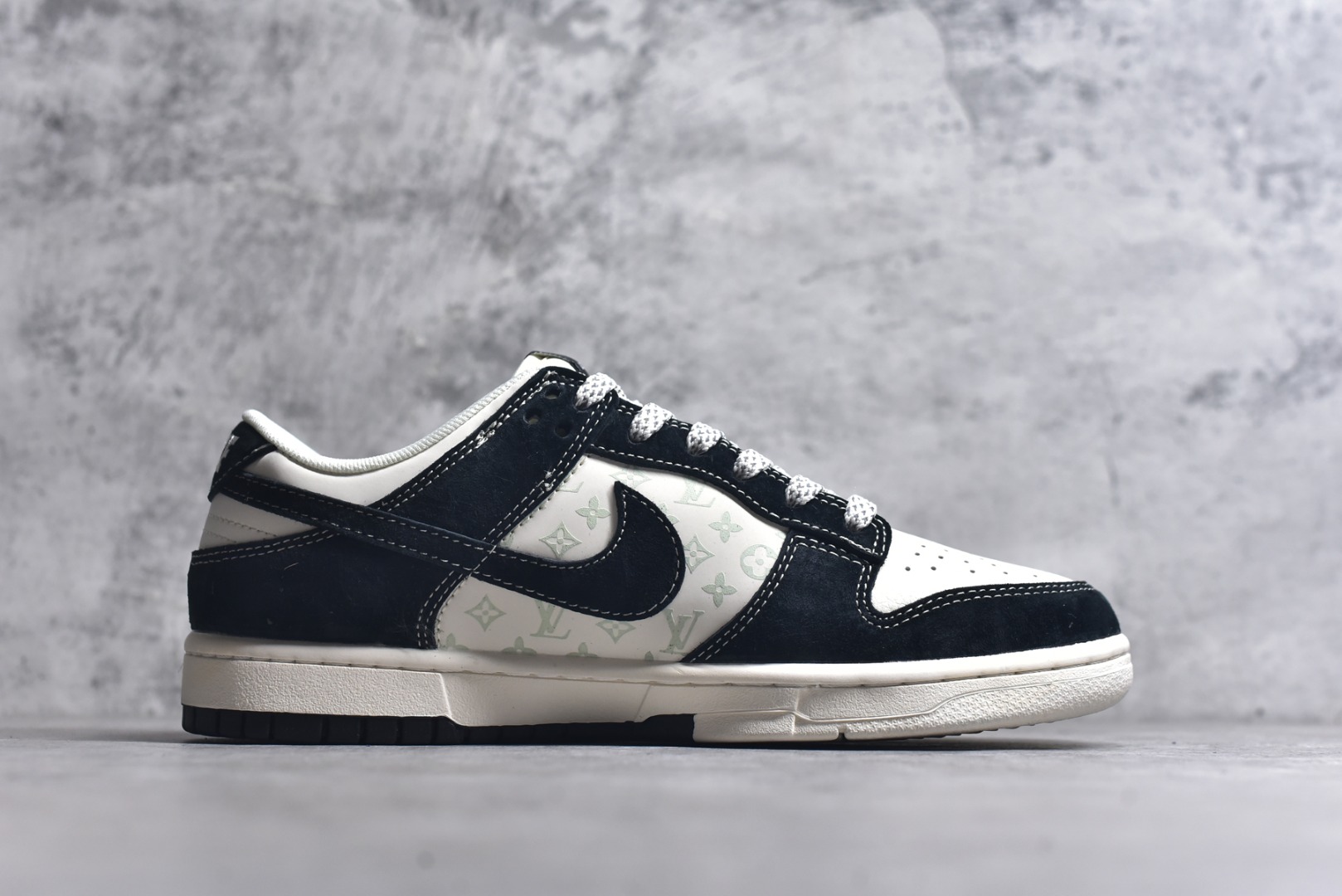图片[3]-#Nike SB Dunk Low“ LV联名——黑涂鸦” 周年高端定制 低帮休闲板鞋 定制鞋盒 大厂纯原品质出货 超高清洁度 皮料切割干净无任何毛边 细节完美 货号：CX5050-Y03 尺码：36 36.5 37.5 38 38.5 39 40 40.5 41 42 42.5 43 44 44.5 45-选品中心