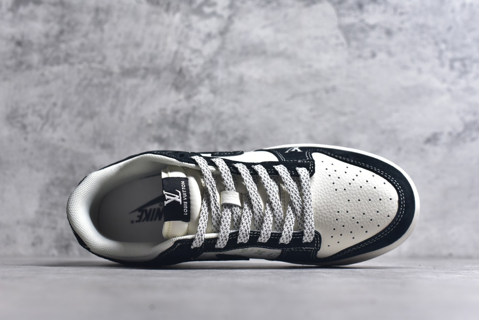 图片[4]-#Nike SB Dunk Low“ LV联名——黑涂鸦” 周年高端定制 低帮休闲板鞋 定制鞋盒 大厂纯原品质出货 超高清洁度 皮料切割干净无任何毛边 细节完美 货号：CX5050-Y03 尺码：36 36.5 37.5 38 38.5 39 40 40.5 41 42 42.5 43 44 44.5 45-选品中心