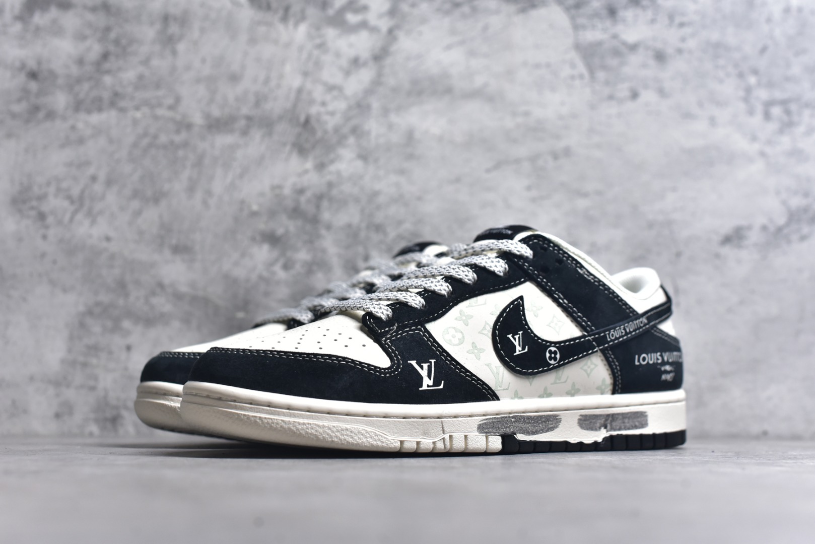 图片[2]-#Nike SB Dunk Low“ LV联名——黑涂鸦” 周年高端定制 低帮休闲板鞋 定制鞋盒 大厂纯原品质出货 超高清洁度 皮料切割干净无任何毛边 细节完美 货号：CX5050-Y03 尺码：36 36.5 37.5 38 38.5 39 40 40.5 41 42 42.5 43 44 44.5 45-选品中心