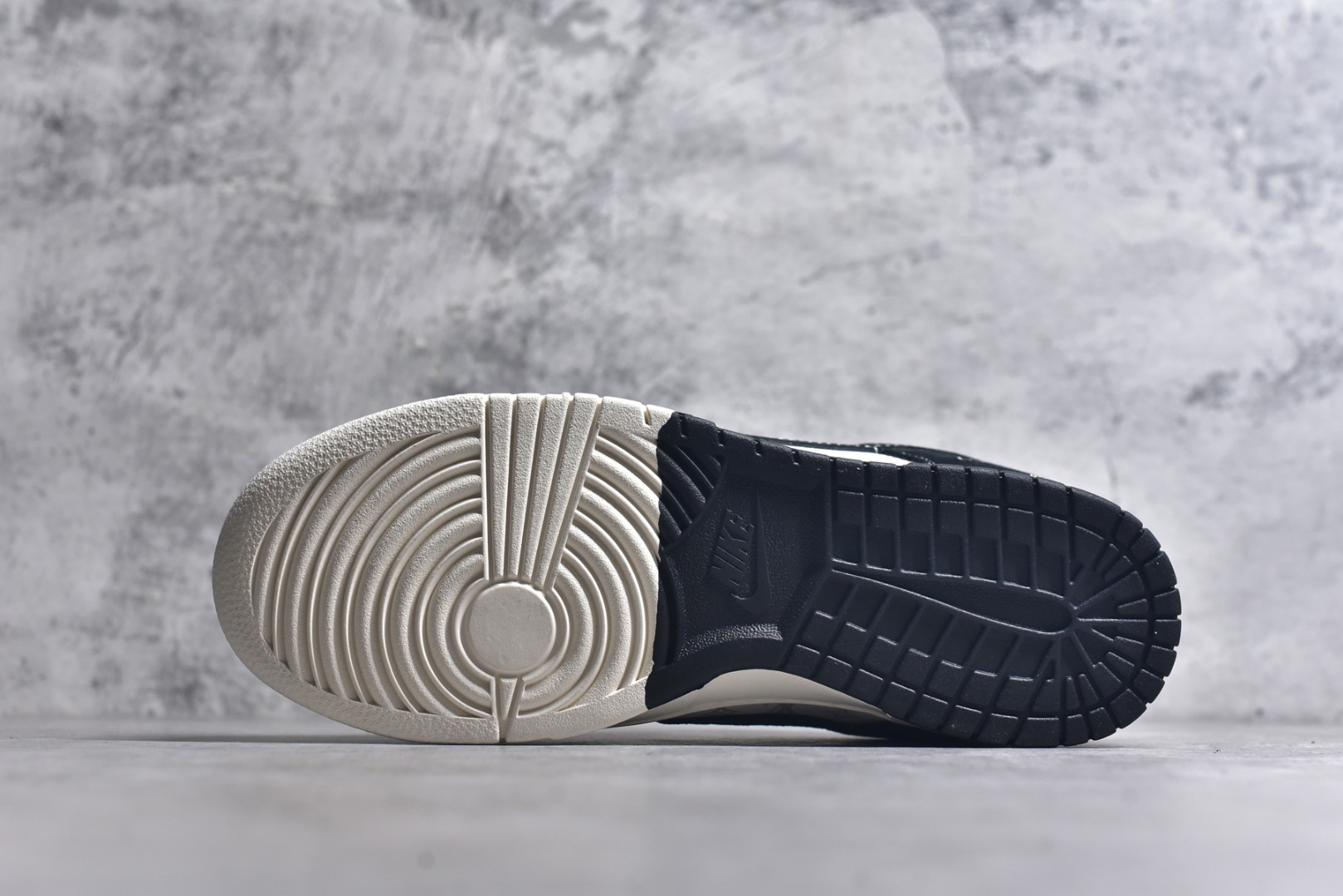 图片[6]-#Nike SB Dunk Low“ LV联名——黑涂鸦” 周年高端定制 低帮休闲板鞋 定制鞋盒 大厂纯原品质出货 超高清洁度 皮料切割干净无任何毛边 细节完美 货号：CX5050-Y03 尺码：36 36.5 37.5 38 38.5 39 40 40.5 41 42 42.5 43 44 44.5 45-选品中心