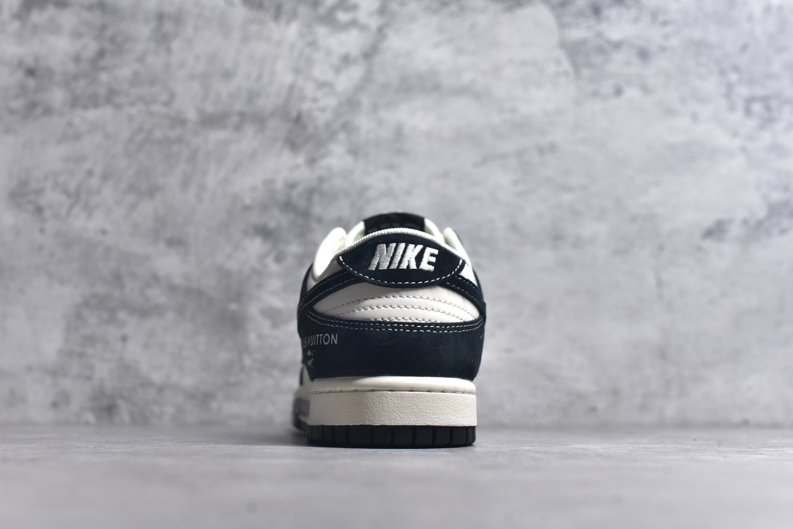 图片[5]-#Nike SB Dunk Low“ LV联名——黑涂鸦” 周年高端定制 低帮休闲板鞋 定制鞋盒 大厂纯原品质出货 超高清洁度 皮料切割干净无任何毛边 细节完美 货号：CX5050-Y03 尺码：36 36.5 37.5 38 38.5 39 40 40.5 41 42 42.5 43 44 44.5 45-选品中心