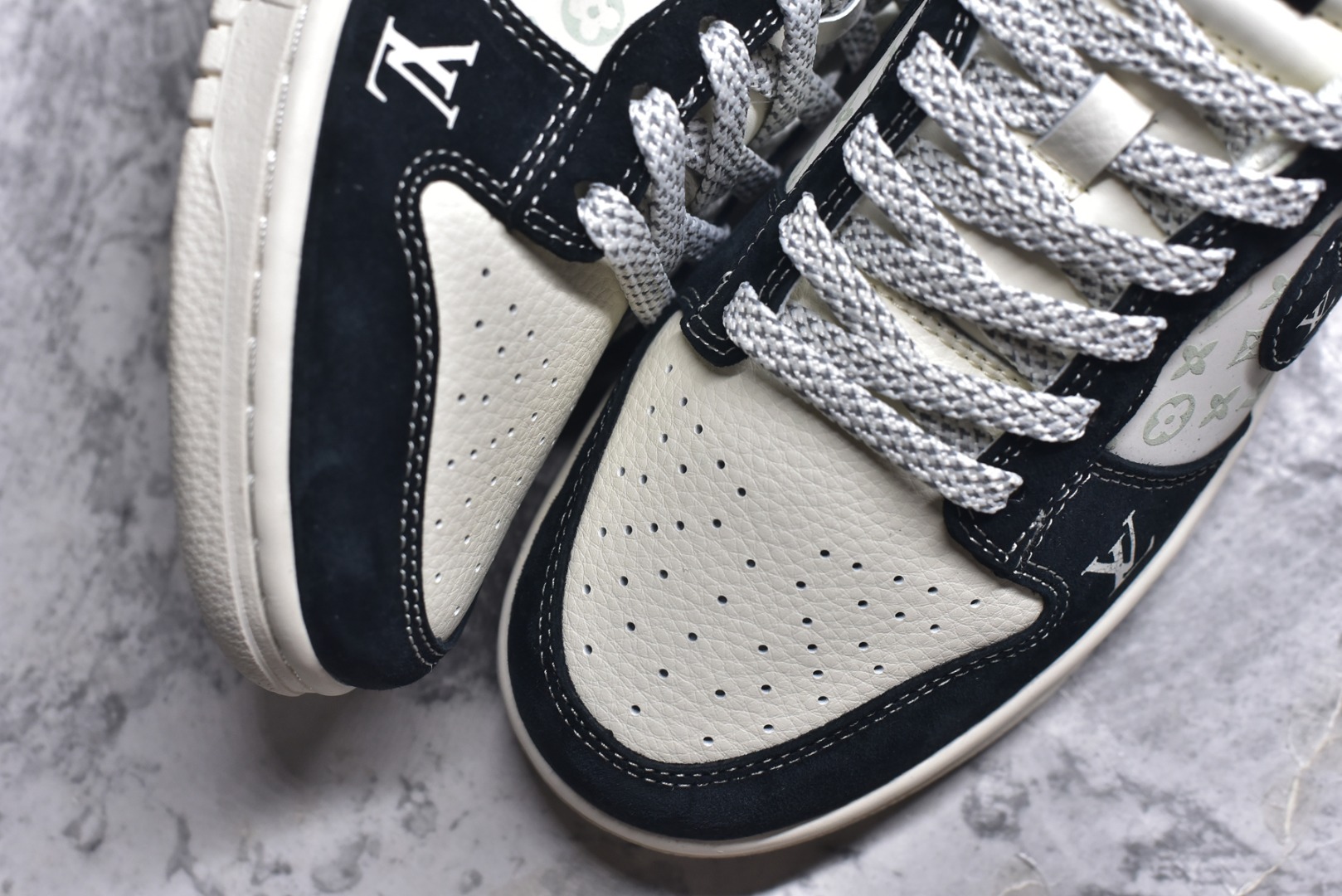 图片[8]-#Nike SB Dunk Low“ LV联名——黑涂鸦” 周年高端定制 低帮休闲板鞋 定制鞋盒 大厂纯原品质出货 超高清洁度 皮料切割干净无任何毛边 细节完美 货号：CX5050-Y03 尺码：36 36.5 37.5 38 38.5 39 40 40.5 41 42 42.5 43 44 44.5 45-选品中心