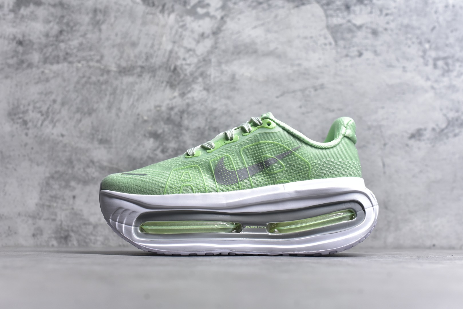 #NK Pegasus Premium 飞马全掌气垫跑步运动鞋 FN8453-023 气垫的究极进化 NIKE 2025S 新王炸 • 在特有Air科技加持下，耐克带来全新Pegasus Premium。这款跑鞋在传承耐克飞马（Pegasus）系列标志性的缓震功能的同时，将首次搭载耐克的塑型可视化Air Zoom气垫单元。• 塑型Air Zoom气垫单元贴合脚部的自然轮廓，帮助跑者在从后跟到脚趾的过渡中能够有效传递力量，带来一种前所未有的轻盈、顺畅回馈体验。中底采用ZoomX泡绵，后跟则使用ReactX泡绵，为跑者提供稳定流畅的推进感。• 塑型可视化Air Zoom气垫单元和精心配置的泡绵组合，让Pegasus Premium成为耐克飞马系列中颇具能量回馈的鞋款。• 全新Pegasus Premium不仅展示了耐克势头强劲的创新周期，证明了其特有的Air科技的强大实力，更体现了耐克倾听和服务运动员的能力。尺码：36 36.5 37.5 38 38.5 39 40 40.5 41 42 42.5 43 44 44.5 45-选品中心