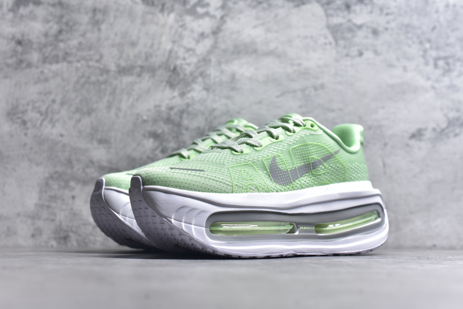 图片[2]-#NK Pegasus Premium 飞马全掌气垫跑步运动鞋 FN8453-023 气垫的究极进化 NIKE 2025S 新王炸 • 在特有Air科技加持下，耐克带来全新Pegasus Premium。这款跑鞋在传承耐克飞马（Pegasus）系列标志性的缓震功能的同时，将首次搭载耐克的塑型可视化Air Zoom气垫单元。• 塑型Air Zoom气垫单元贴合脚部的自然轮廓，帮助跑者在从后跟到脚趾的过渡中能够有效传递力量，带来一种前所未有的轻盈、顺畅回馈体验。中底采用ZoomX泡绵，后跟则使用ReactX泡绵，为跑者提供稳定流畅的推进感。• 塑型可视化Air Zoom气垫单元和精心配置的泡绵组合，让Pegasus Premium成为耐克飞马系列中颇具能量回馈的鞋款。• 全新Pegasus Premium不仅展示了耐克势头强劲的创新周期，证明了其特有的Air科技的强大实力，更体现了耐克倾听和服务运动员的能力。尺码：36 36.5 37.5 38 38.5 39 40 40.5 41 42 42.5 43 44 44.5 45-选品中心