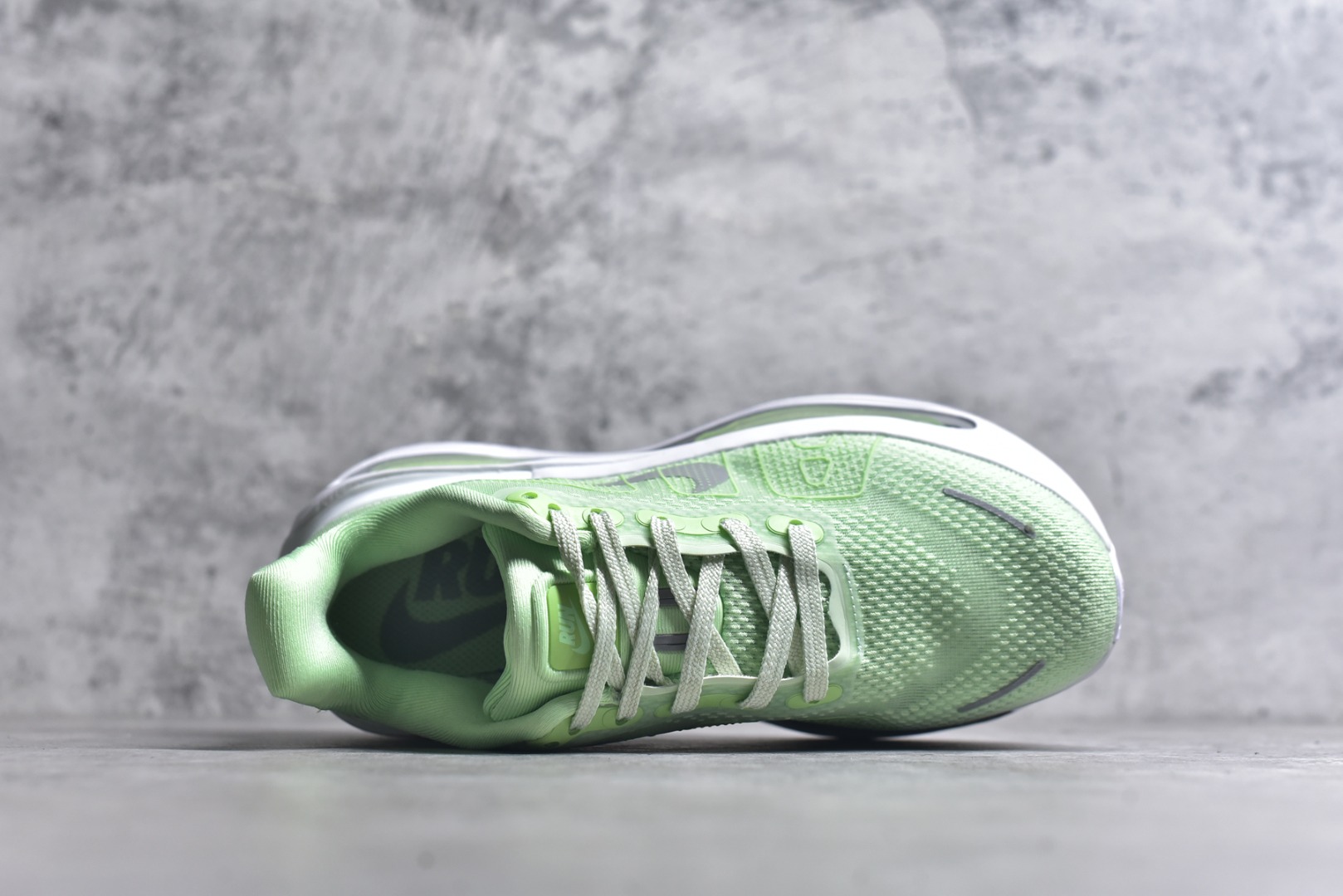 图片[4]-#NK Pegasus Premium 飞马全掌气垫跑步运动鞋 FN8453-023 气垫的究极进化 NIKE 2025S 新王炸 • 在特有Air科技加持下，耐克带来全新Pegasus Premium。这款跑鞋在传承耐克飞马（Pegasus）系列标志性的缓震功能的同时，将首次搭载耐克的塑型可视化Air Zoom气垫单元。• 塑型Air Zoom气垫单元贴合脚部的自然轮廓，帮助跑者在从后跟到脚趾的过渡中能够有效传递力量，带来一种前所未有的轻盈、顺畅回馈体验。中底采用ZoomX泡绵，后跟则使用ReactX泡绵，为跑者提供稳定流畅的推进感。• 塑型可视化Air Zoom气垫单元和精心配置的泡绵组合，让Pegasus Premium成为耐克飞马系列中颇具能量回馈的鞋款。• 全新Pegasus Premium不仅展示了耐克势头强劲的创新周期，证明了其特有的Air科技的强大实力，更体现了耐克倾听和服务运动员的能力。尺码：36 36.5 37.5 38 38.5 39 40 40.5 41 42 42.5 43 44 44.5 45-选品中心