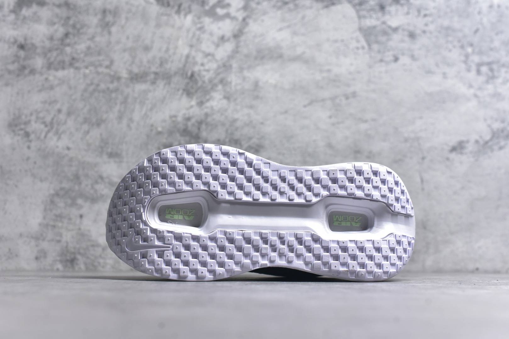 图片[6]-#NK Pegasus Premium 飞马全掌气垫跑步运动鞋 FN8453-023 气垫的究极进化 NIKE 2025S 新王炸 • 在特有Air科技加持下，耐克带来全新Pegasus Premium。这款跑鞋在传承耐克飞马（Pegasus）系列标志性的缓震功能的同时，将首次搭载耐克的塑型可视化Air Zoom气垫单元。• 塑型Air Zoom气垫单元贴合脚部的自然轮廓，帮助跑者在从后跟到脚趾的过渡中能够有效传递力量，带来一种前所未有的轻盈、顺畅回馈体验。中底采用ZoomX泡绵，后跟则使用ReactX泡绵，为跑者提供稳定流畅的推进感。• 塑型可视化Air Zoom气垫单元和精心配置的泡绵组合，让Pegasus Premium成为耐克飞马系列中颇具能量回馈的鞋款。• 全新Pegasus Premium不仅展示了耐克势头强劲的创新周期，证明了其特有的Air科技的强大实力，更体现了耐克倾听和服务运动员的能力。尺码：36 36.5 37.5 38 38.5 39 40 40.5 41 42 42.5 43 44 44.5 45-选品中心