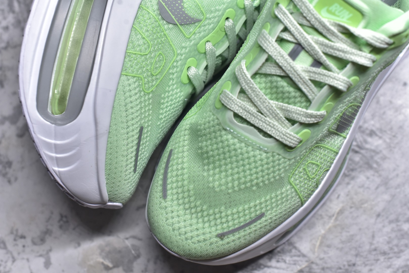 图片[8]-#NK Pegasus Premium 飞马全掌气垫跑步运动鞋 FN8453-023 气垫的究极进化 NIKE 2025S 新王炸 • 在特有Air科技加持下，耐克带来全新Pegasus Premium。这款跑鞋在传承耐克飞马（Pegasus）系列标志性的缓震功能的同时，将首次搭载耐克的塑型可视化Air Zoom气垫单元。• 塑型Air Zoom气垫单元贴合脚部的自然轮廓，帮助跑者在从后跟到脚趾的过渡中能够有效传递力量，带来一种前所未有的轻盈、顺畅回馈体验。中底采用ZoomX泡绵，后跟则使用ReactX泡绵，为跑者提供稳定流畅的推进感。• 塑型可视化Air Zoom气垫单元和精心配置的泡绵组合，让Pegasus Premium成为耐克飞马系列中颇具能量回馈的鞋款。• 全新Pegasus Premium不仅展示了耐克势头强劲的创新周期，证明了其特有的Air科技的强大实力，更体现了耐克倾听和服务运动员的能力。尺码：36 36.5 37.5 38 38.5 39 40 40.5 41 42 42.5 43 44 44.5 45-选品中心