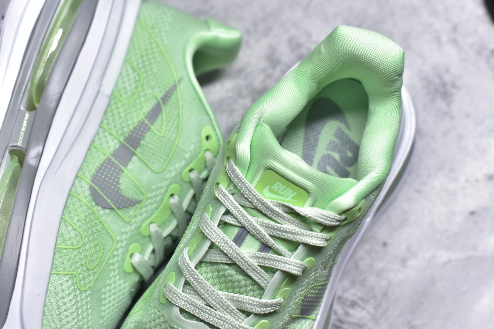 图片[9]-#NK Pegasus Premium 飞马全掌气垫跑步运动鞋 FN8453-023 气垫的究极进化 NIKE 2025S 新王炸 • 在特有Air科技加持下，耐克带来全新Pegasus Premium。这款跑鞋在传承耐克飞马（Pegasus）系列标志性的缓震功能的同时，将首次搭载耐克的塑型可视化Air Zoom气垫单元。• 塑型Air Zoom气垫单元贴合脚部的自然轮廓，帮助跑者在从后跟到脚趾的过渡中能够有效传递力量，带来一种前所未有的轻盈、顺畅回馈体验。中底采用ZoomX泡绵，后跟则使用ReactX泡绵，为跑者提供稳定流畅的推进感。• 塑型可视化Air Zoom气垫单元和精心配置的泡绵组合，让Pegasus Premium成为耐克飞马系列中颇具能量回馈的鞋款。• 全新Pegasus Premium不仅展示了耐克势头强劲的创新周期，证明了其特有的Air科技的强大实力，更体现了耐克倾听和服务运动员的能力。尺码：36 36.5 37.5 38 38.5 39 40 40.5 41 42 42.5 43 44 44.5 45-选品中心