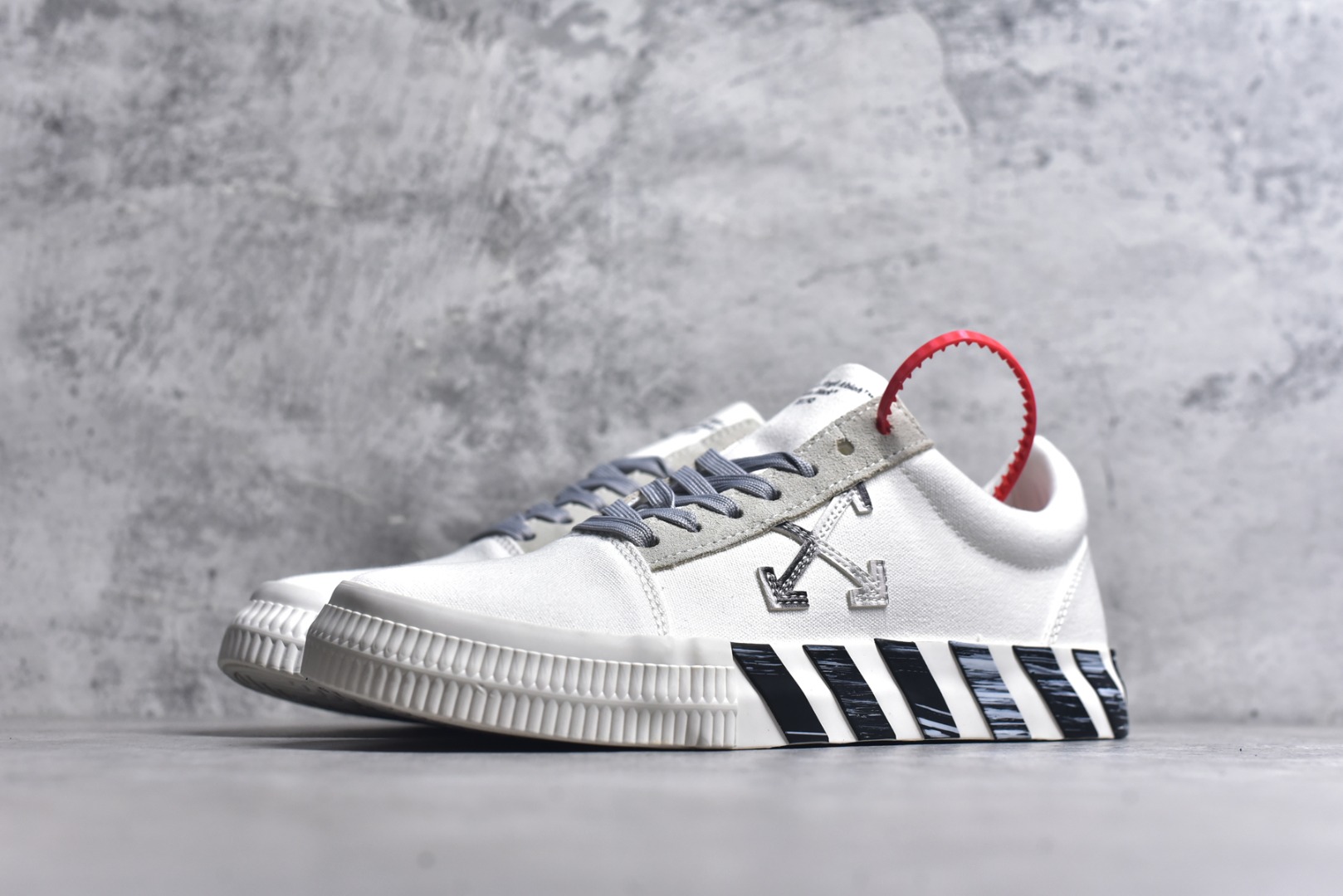 图片[2]-#Off-White c/o Virgil Abloh Vulc Low Top 箭头低帮硫化帆布板鞋 尺码：36 37 38 39 40 41 42 43 44 45 46 47 Off-White 近日才发布其春夏新款鞋履，紧跟着就推出全新秋冬鞋款。此番带来的是一系列“ Off-Court ”运动鞋，其中除了基础的黑、白色 Vulc Low-Top 还有一双充满街头韵味的棋盘格元素，亮点其实在鞋内侧的橙色瓶贴以及鞋带头的橙色细节处理。该品牌标志性的箭头标志，防盗扣和鞋带的设计以及鞋后跟的字样也极具“THE TEN”系列的影子。-选品中心