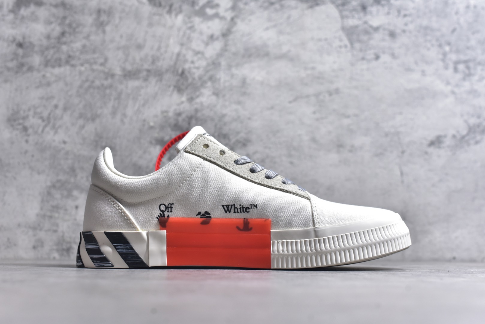 图片[3]-#Off-White c/o Virgil Abloh Vulc Low Top 箭头低帮硫化帆布板鞋 尺码：36 37 38 39 40 41 42 43 44 45 46 47 Off-White 近日才发布其春夏新款鞋履，紧跟着就推出全新秋冬鞋款。此番带来的是一系列“ Off-Court ”运动鞋，其中除了基础的黑、白色 Vulc Low-Top 还有一双充满街头韵味的棋盘格元素，亮点其实在鞋内侧的橙色瓶贴以及鞋带头的橙色细节处理。该品牌标志性的箭头标志，防盗扣和鞋带的设计以及鞋后跟的字样也极具“THE TEN”系列的影子。-选品中心