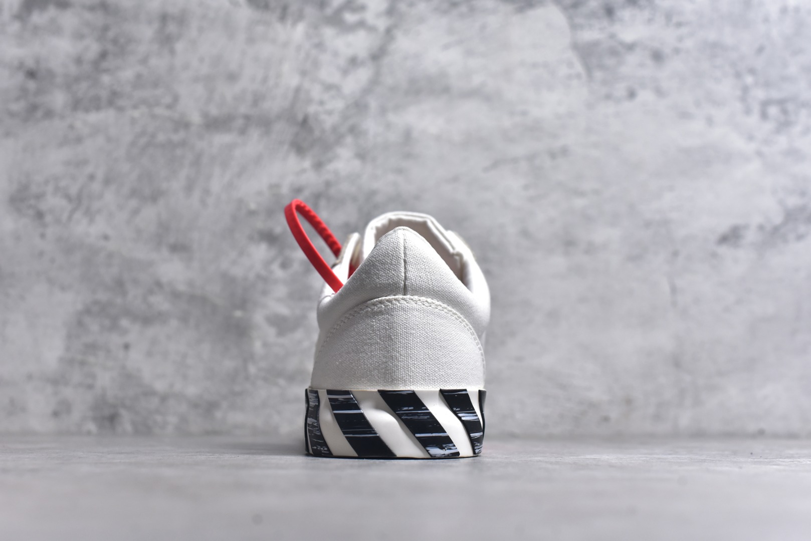 图片[5]-#Off-White c/o Virgil Abloh Vulc Low Top 箭头低帮硫化帆布板鞋 尺码：36 37 38 39 40 41 42 43 44 45 46 47 Off-White 近日才发布其春夏新款鞋履，紧跟着就推出全新秋冬鞋款。此番带来的是一系列“ Off-Court ”运动鞋，其中除了基础的黑、白色 Vulc Low-Top 还有一双充满街头韵味的棋盘格元素，亮点其实在鞋内侧的橙色瓶贴以及鞋带头的橙色细节处理。该品牌标志性的箭头标志，防盗扣和鞋带的设计以及鞋后跟的字样也极具“THE TEN”系列的影子。-选品中心