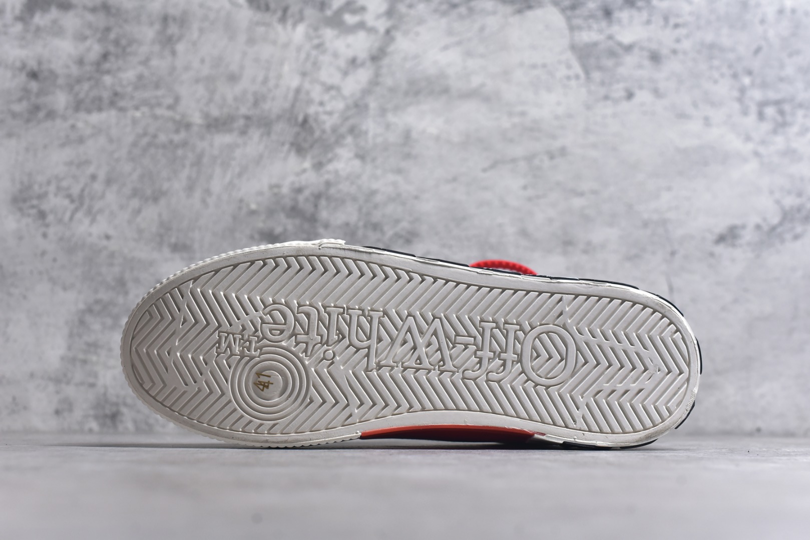 图片[6]-#Off-White c/o Virgil Abloh Vulc Low Top 箭头低帮硫化帆布板鞋 尺码：36 37 38 39 40 41 42 43 44 45 46 47 Off-White 近日才发布其春夏新款鞋履，紧跟着就推出全新秋冬鞋款。此番带来的是一系列“ Off-Court ”运动鞋，其中除了基础的黑、白色 Vulc Low-Top 还有一双充满街头韵味的棋盘格元素，亮点其实在鞋内侧的橙色瓶贴以及鞋带头的橙色细节处理。该品牌标志性的箭头标志，防盗扣和鞋带的设计以及鞋后跟的字样也极具“THE TEN”系列的影子。-选品中心