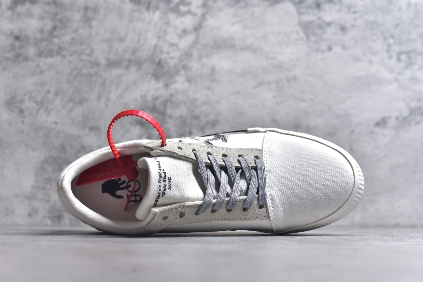 图片[4]-#Off-White c/o Virgil Abloh Vulc Low Top 箭头低帮硫化帆布板鞋 尺码：36 37 38 39 40 41 42 43 44 45 46 47 Off-White 近日才发布其春夏新款鞋履，紧跟着就推出全新秋冬鞋款。此番带来的是一系列“ Off-Court ”运动鞋，其中除了基础的黑、白色 Vulc Low-Top 还有一双充满街头韵味的棋盘格元素，亮点其实在鞋内侧的橙色瓶贴以及鞋带头的橙色细节处理。该品牌标志性的箭头标志，防盗扣和鞋带的设计以及鞋后跟的字样也极具“THE TEN”系列的影子。-选品中心