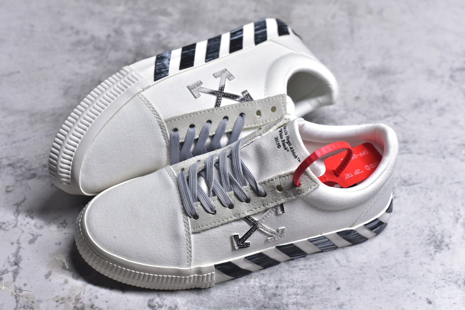 图片[7]-#Off-White c/o Virgil Abloh Vulc Low Top 箭头低帮硫化帆布板鞋 尺码：36 37 38 39 40 41 42 43 44 45 46 47 Off-White 近日才发布其春夏新款鞋履，紧跟着就推出全新秋冬鞋款。此番带来的是一系列“ Off-Court ”运动鞋，其中除了基础的黑、白色 Vulc Low-Top 还有一双充满街头韵味的棋盘格元素，亮点其实在鞋内侧的橙色瓶贴以及鞋带头的橙色细节处理。该品牌标志性的箭头标志，防盗扣和鞋带的设计以及鞋后跟的字样也极具“THE TEN”系列的影子。-选品中心
