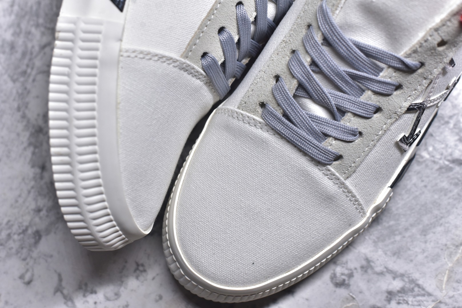 图片[8]-#Off-White c/o Virgil Abloh Vulc Low Top 箭头低帮硫化帆布板鞋 尺码：36 37 38 39 40 41 42 43 44 45 46 47 Off-White 近日才发布其春夏新款鞋履，紧跟着就推出全新秋冬鞋款。此番带来的是一系列“ Off-Court ”运动鞋，其中除了基础的黑、白色 Vulc Low-Top 还有一双充满街头韵味的棋盘格元素，亮点其实在鞋内侧的橙色瓶贴以及鞋带头的橙色细节处理。该品牌标志性的箭头标志，防盗扣和鞋带的设计以及鞋后跟的字样也极具“THE TEN”系列的影子。-选品中心