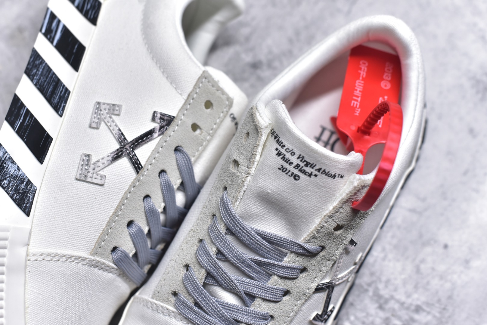 图片[9]-#Off-White c/o Virgil Abloh Vulc Low Top 箭头低帮硫化帆布板鞋 尺码：36 37 38 39 40 41 42 43 44 45 46 47 Off-White 近日才发布其春夏新款鞋履，紧跟着就推出全新秋冬鞋款。此番带来的是一系列“ Off-Court ”运动鞋，其中除了基础的黑、白色 Vulc Low-Top 还有一双充满街头韵味的棋盘格元素，亮点其实在鞋内侧的橙色瓶贴以及鞋带头的橙色细节处理。该品牌标志性的箭头标志，防盗扣和鞋带的设计以及鞋后跟的字样也极具“THE TEN”系列的影子。-选品中心