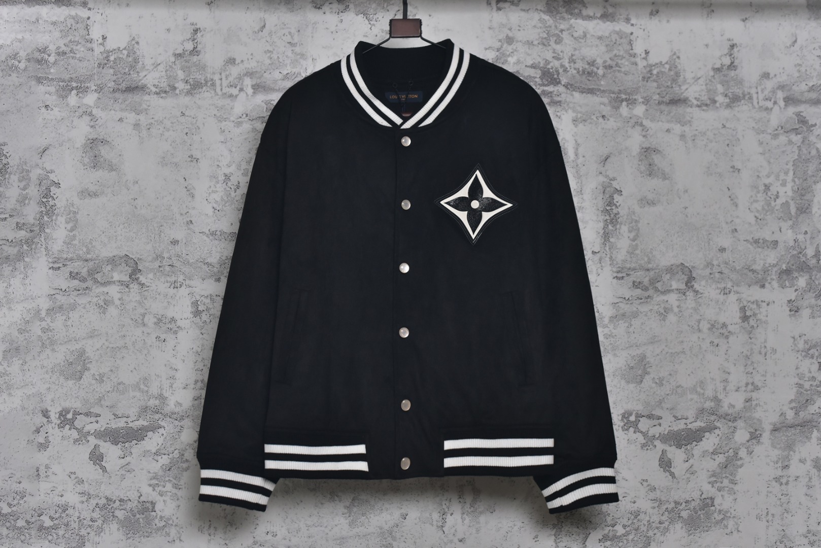 #1v 25Fw 菱形老花标志夹克外套 外层精选优质进口绒面面料，触感细腻柔滑，光泽内敛，内里采用专用苏美绸，轻盈透气，亲肤顺滑，胸口章仔采用独立开口机精准定位裁剪，拼接皮质基地，搭配莱恩石与水晶烫钻镶嵌工艺，璀璨夺目，采用定制高密度横纹扁基螺纹，挺括有型，不易变形，开模定做原版珍珠光面四合扣，搭配精致链条装饰，兼具功能性与装饰性，定制辅料三标，男女同款 尺码：XS-L-选品中心