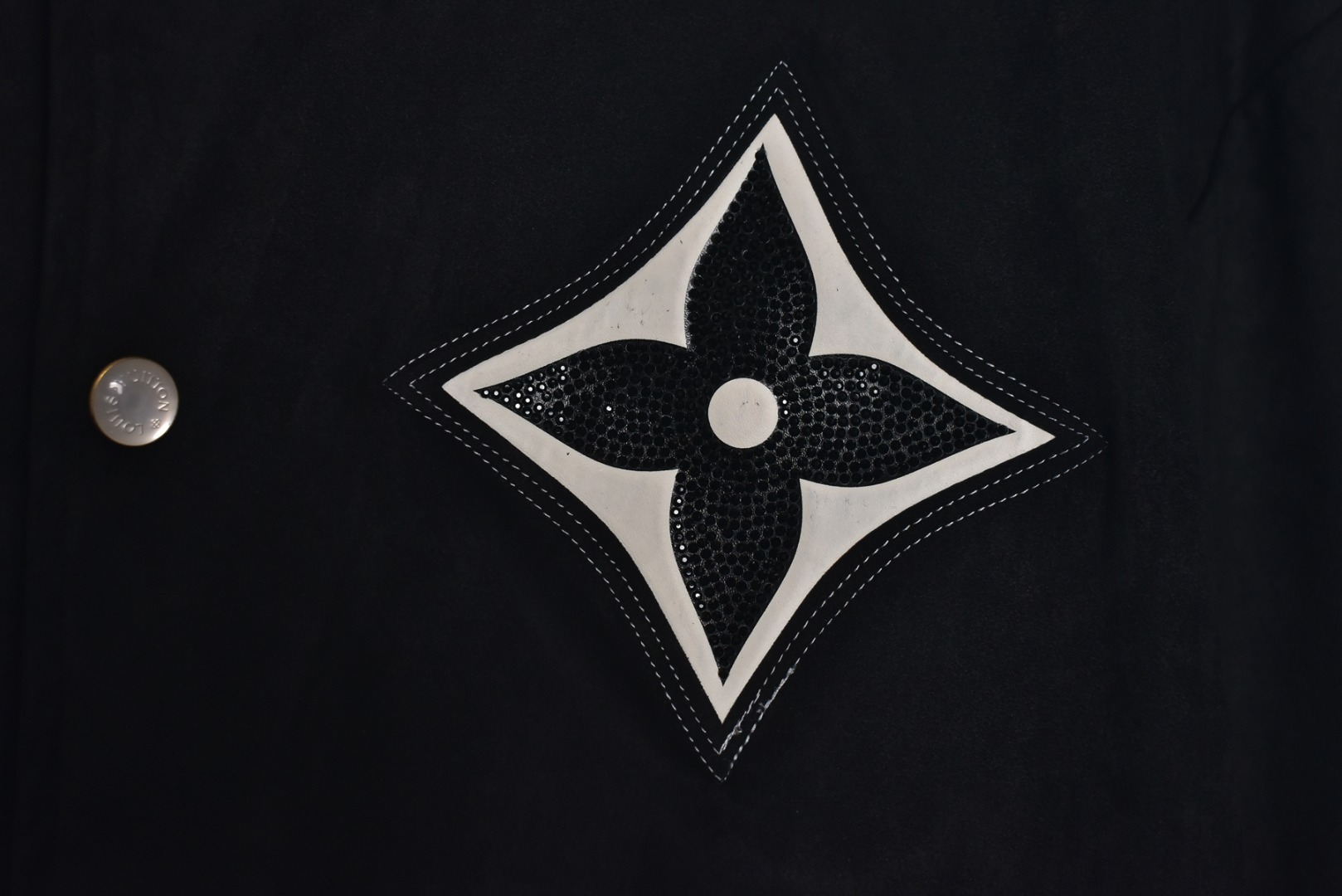 图片[3]-#1v 25Fw 菱形老花标志夹克外套 外层精选优质进口绒面面料，触感细腻柔滑，光泽内敛，内里采用专用苏美绸，轻盈透气，亲肤顺滑，胸口章仔采用独立开口机精准定位裁剪，拼接皮质基地，搭配莱恩石与水晶烫钻镶嵌工艺，璀璨夺目，采用定制高密度横纹扁基螺纹，挺括有型，不易变形，开模定做原版珍珠光面四合扣，搭配精致链条装饰，兼具功能性与装饰性，定制辅料三标，男女同款 尺码：XS-L-选品中心