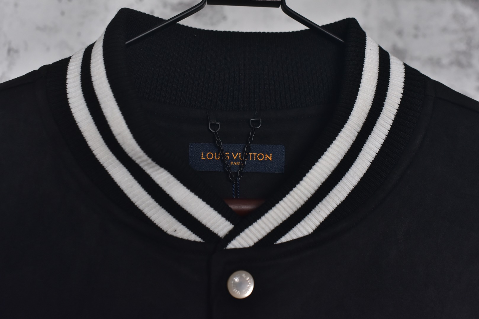 图片[4]-#1v 25Fw 菱形老花标志夹克外套 外层精选优质进口绒面面料，触感细腻柔滑，光泽内敛，内里采用专用苏美绸，轻盈透气，亲肤顺滑，胸口章仔采用独立开口机精准定位裁剪，拼接皮质基地，搭配莱恩石与水晶烫钻镶嵌工艺，璀璨夺目，采用定制高密度横纹扁基螺纹，挺括有型，不易变形，开模定做原版珍珠光面四合扣，搭配精致链条装饰，兼具功能性与装饰性，定制辅料三标，男女同款 尺码：XS-L-选品中心