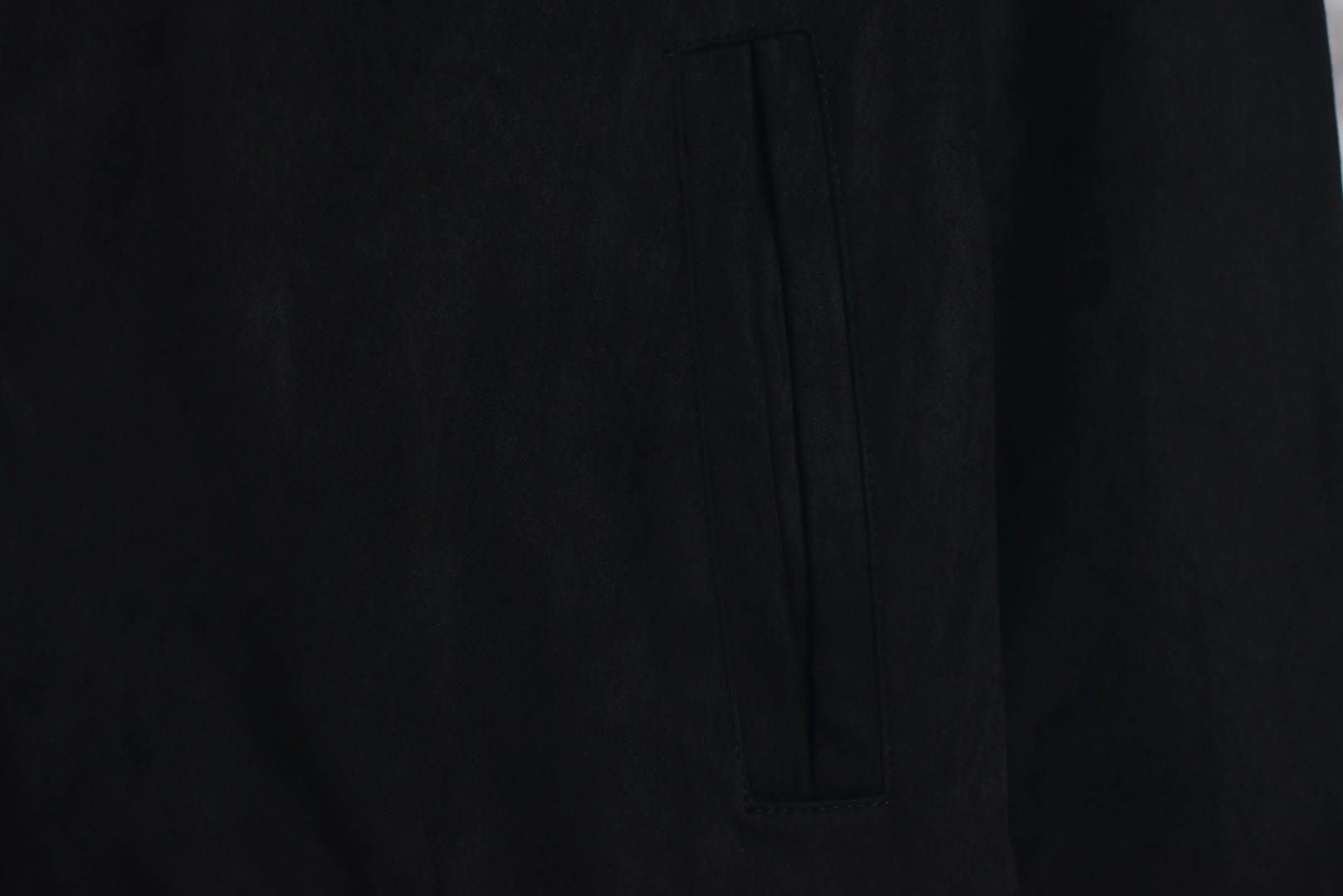 图片[6]-#1v 25Fw 菱形老花标志夹克外套 外层精选优质进口绒面面料，触感细腻柔滑，光泽内敛，内里采用专用苏美绸，轻盈透气，亲肤顺滑，胸口章仔采用独立开口机精准定位裁剪，拼接皮质基地，搭配莱恩石与水晶烫钻镶嵌工艺，璀璨夺目，采用定制高密度横纹扁基螺纹，挺括有型，不易变形，开模定做原版珍珠光面四合扣，搭配精致链条装饰，兼具功能性与装饰性，定制辅料三标，男女同款 尺码：XS-L-选品中心